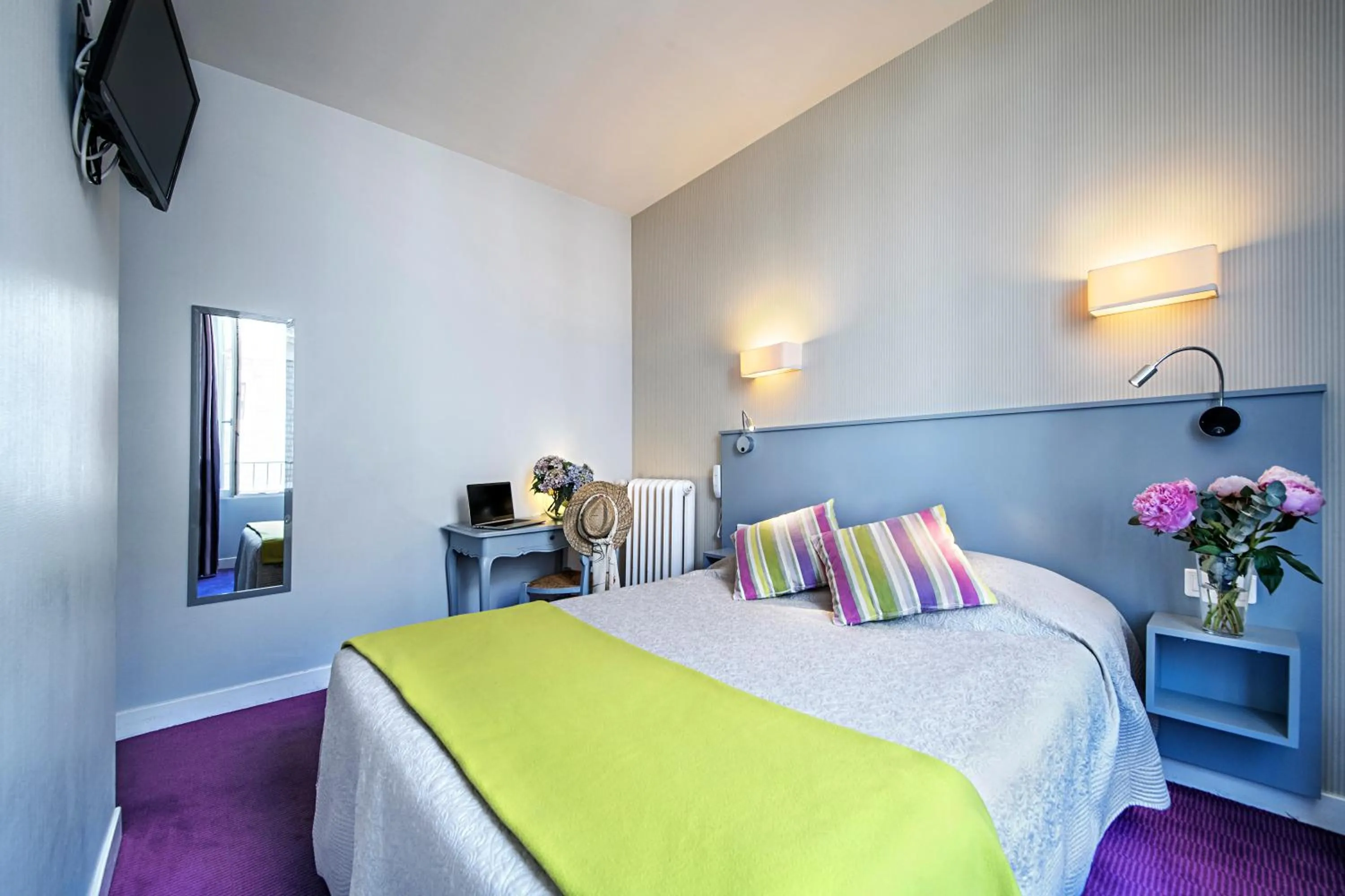 Photo of the whole room in Hôtel Le Saphir