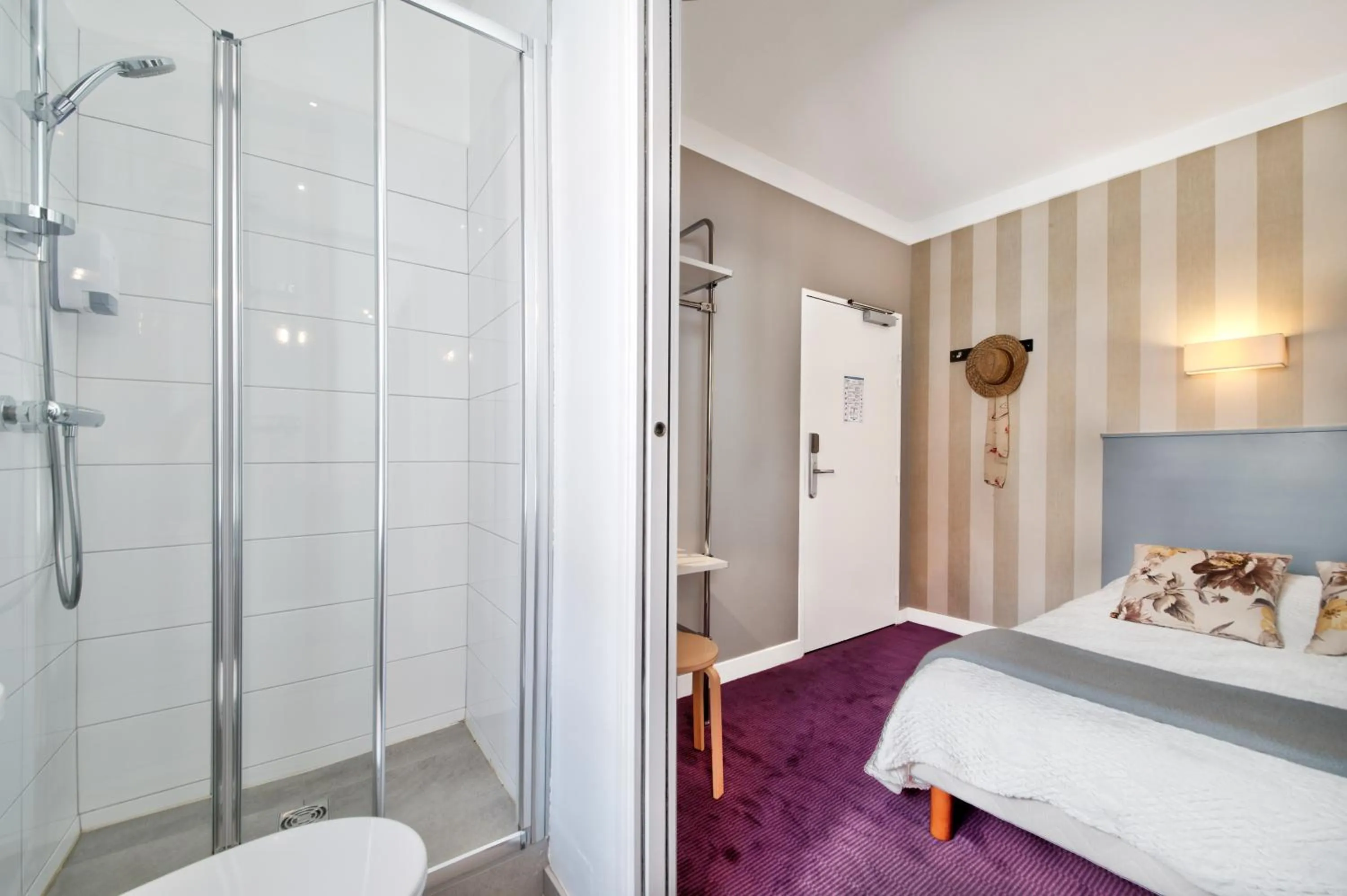 Bathroom in Hôtel Le Saphir