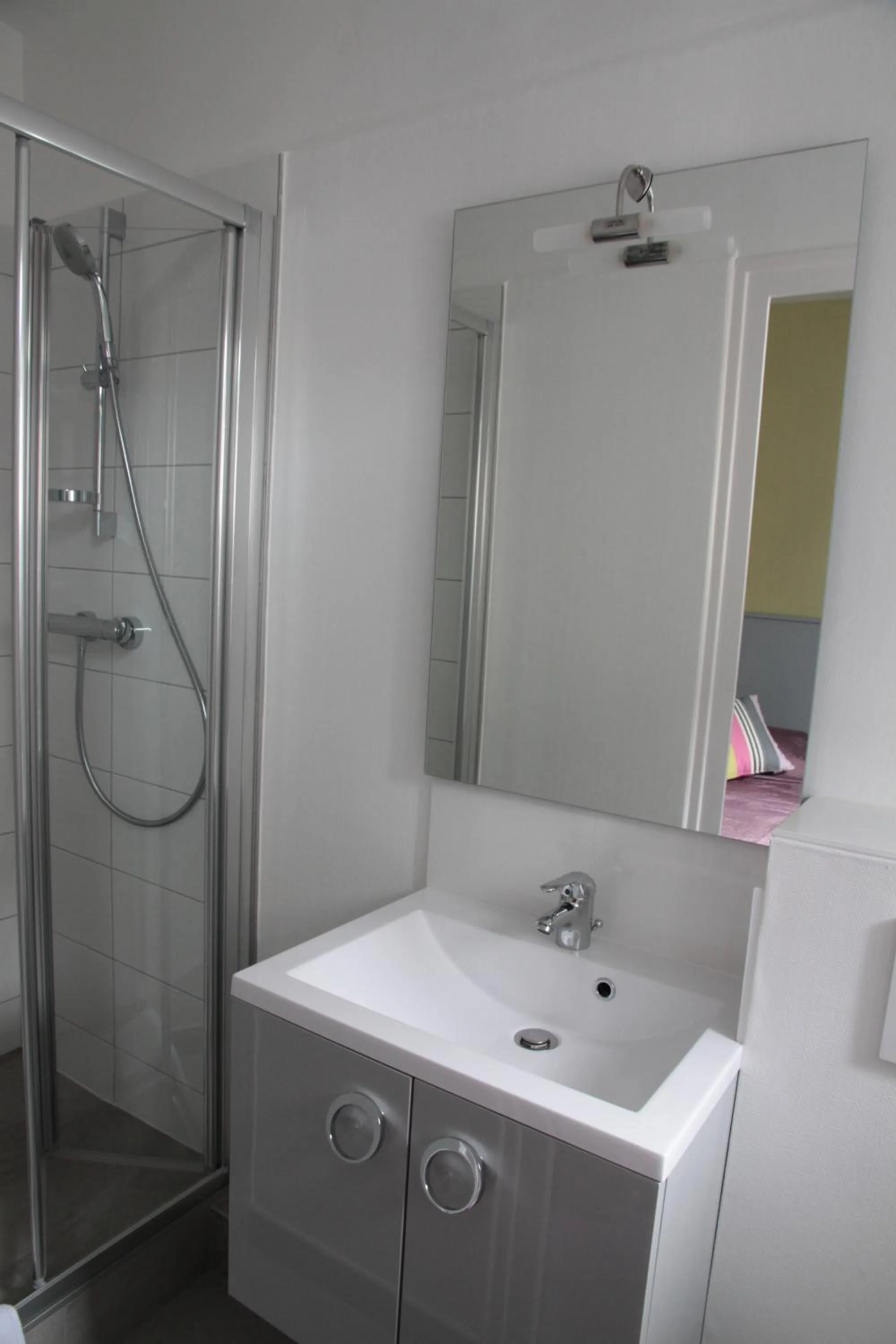 Shower in Hôtel Le Saphir