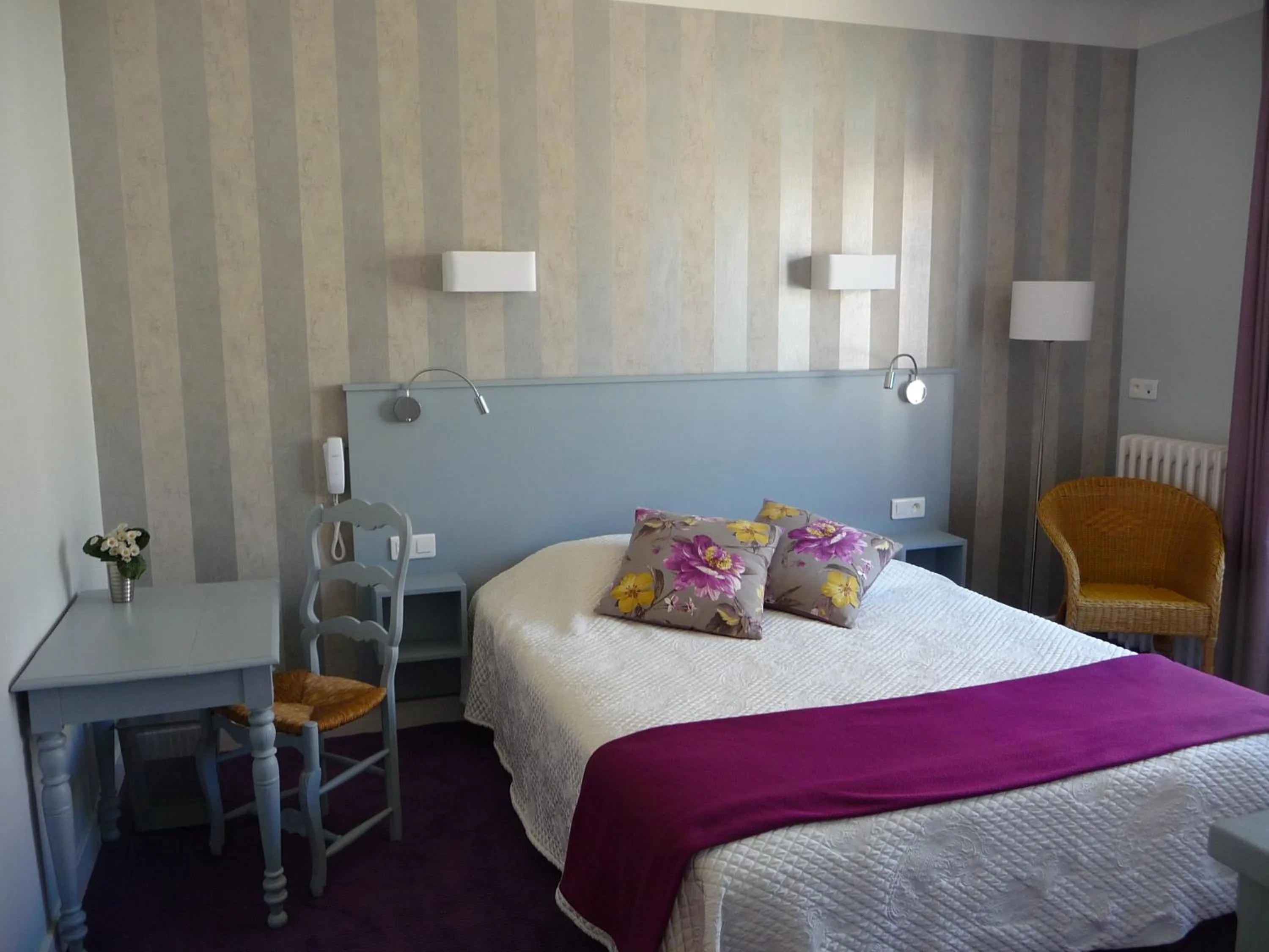 Photo of the whole room in Hôtel Le Saphir