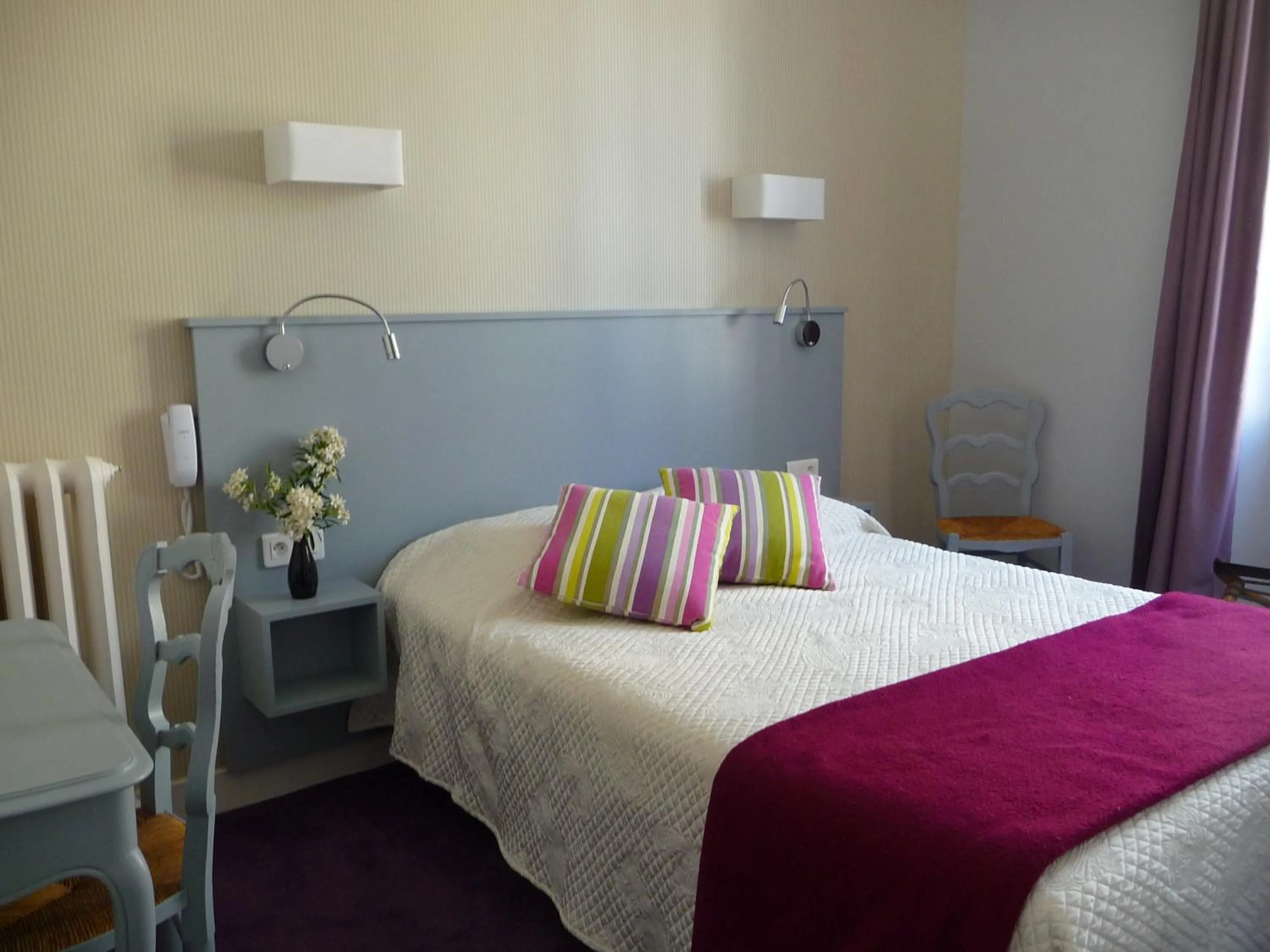 Photo of the whole room in Hôtel Le Saphir