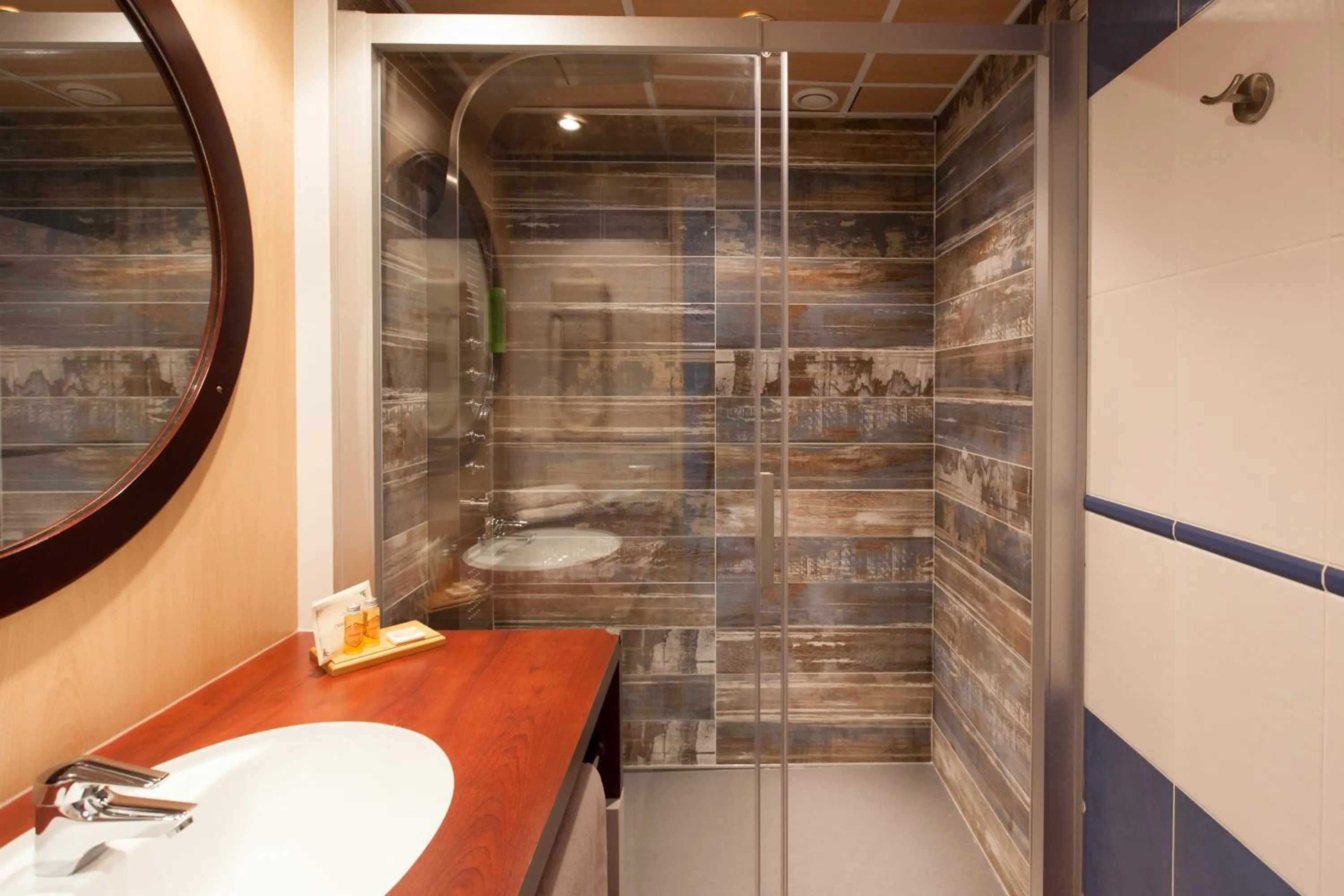 Shower in Hôtel Point France