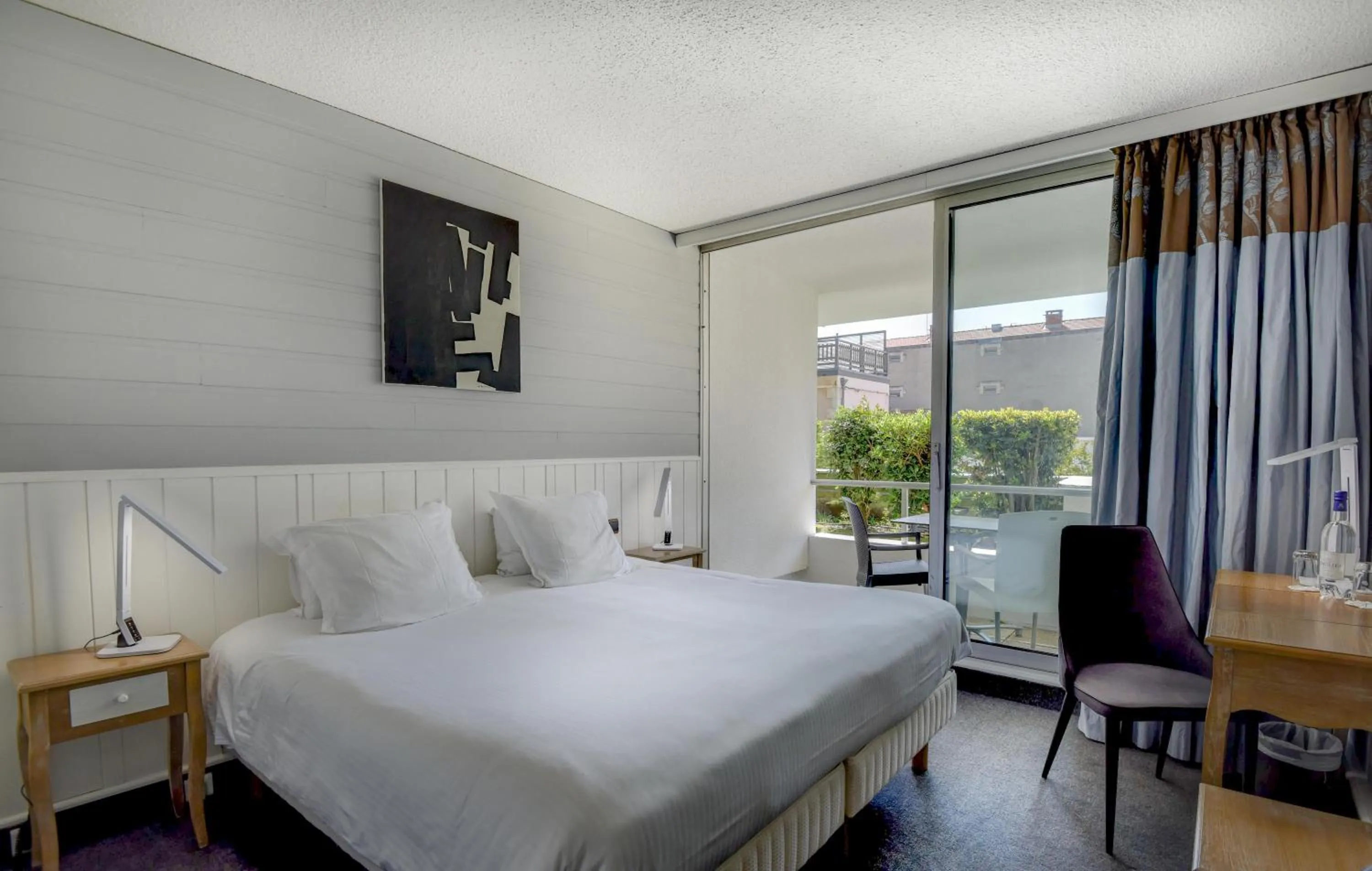 Bedroom, Bed in Hôtel Point France