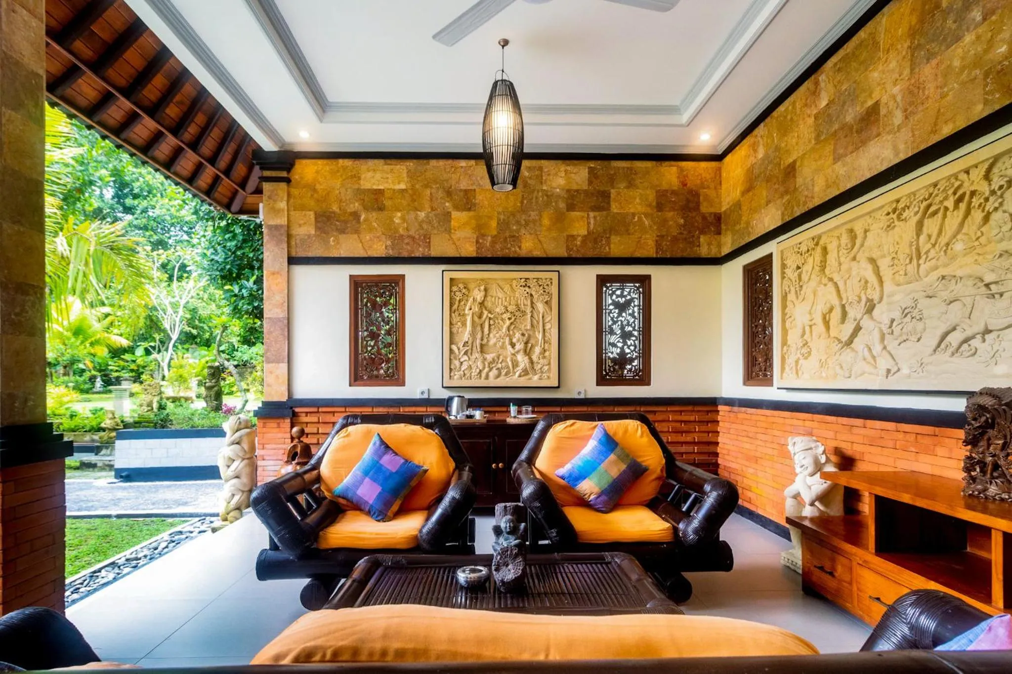Communal lounge/ TV room in Asli Bali Villas by AGATA