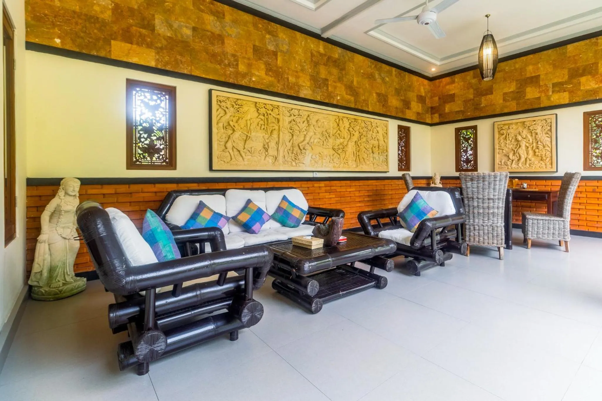 Communal lounge/ TV room in Asli Bali Villas by AGATA