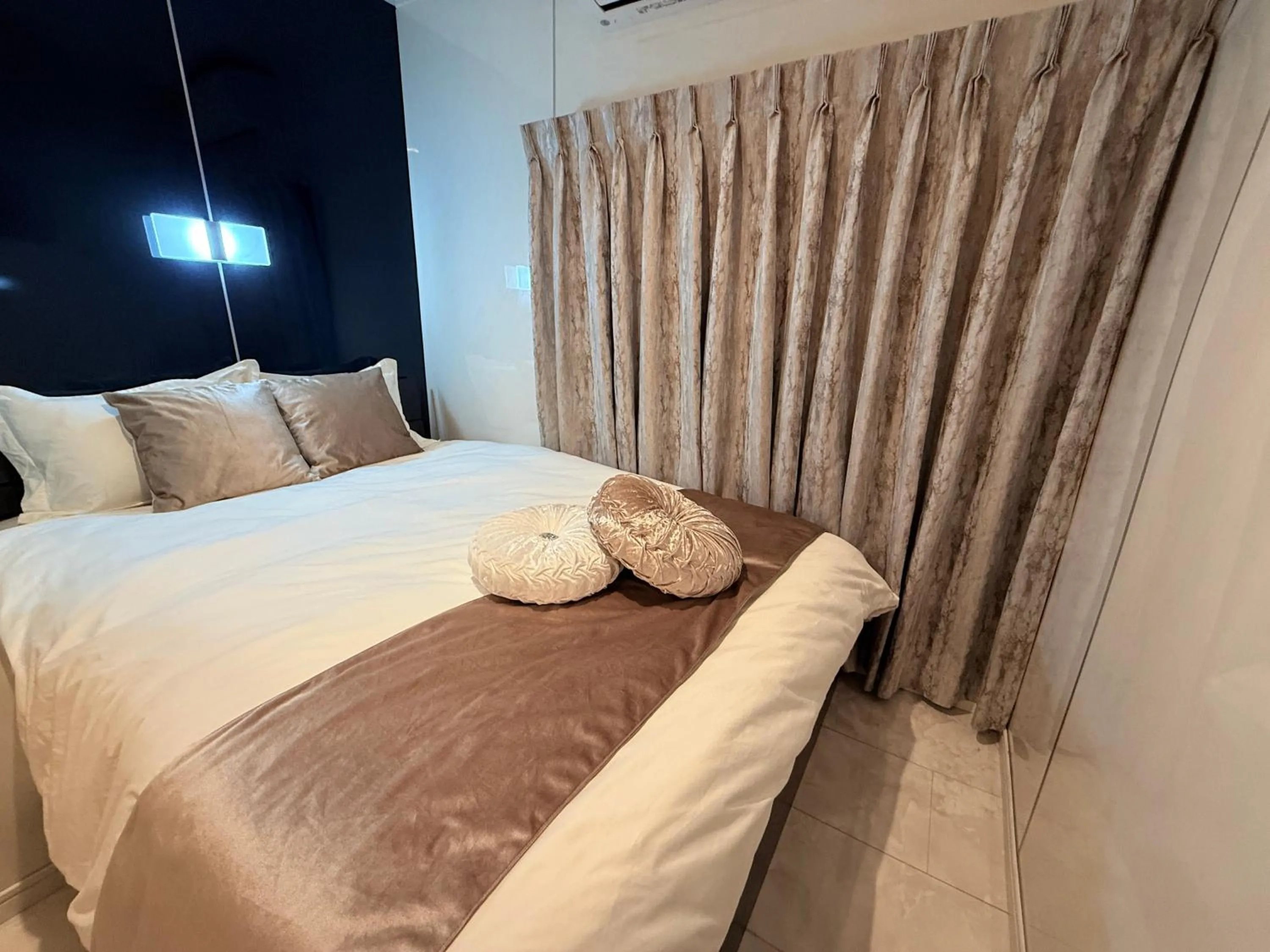 Bedroom, Bed in Ray House