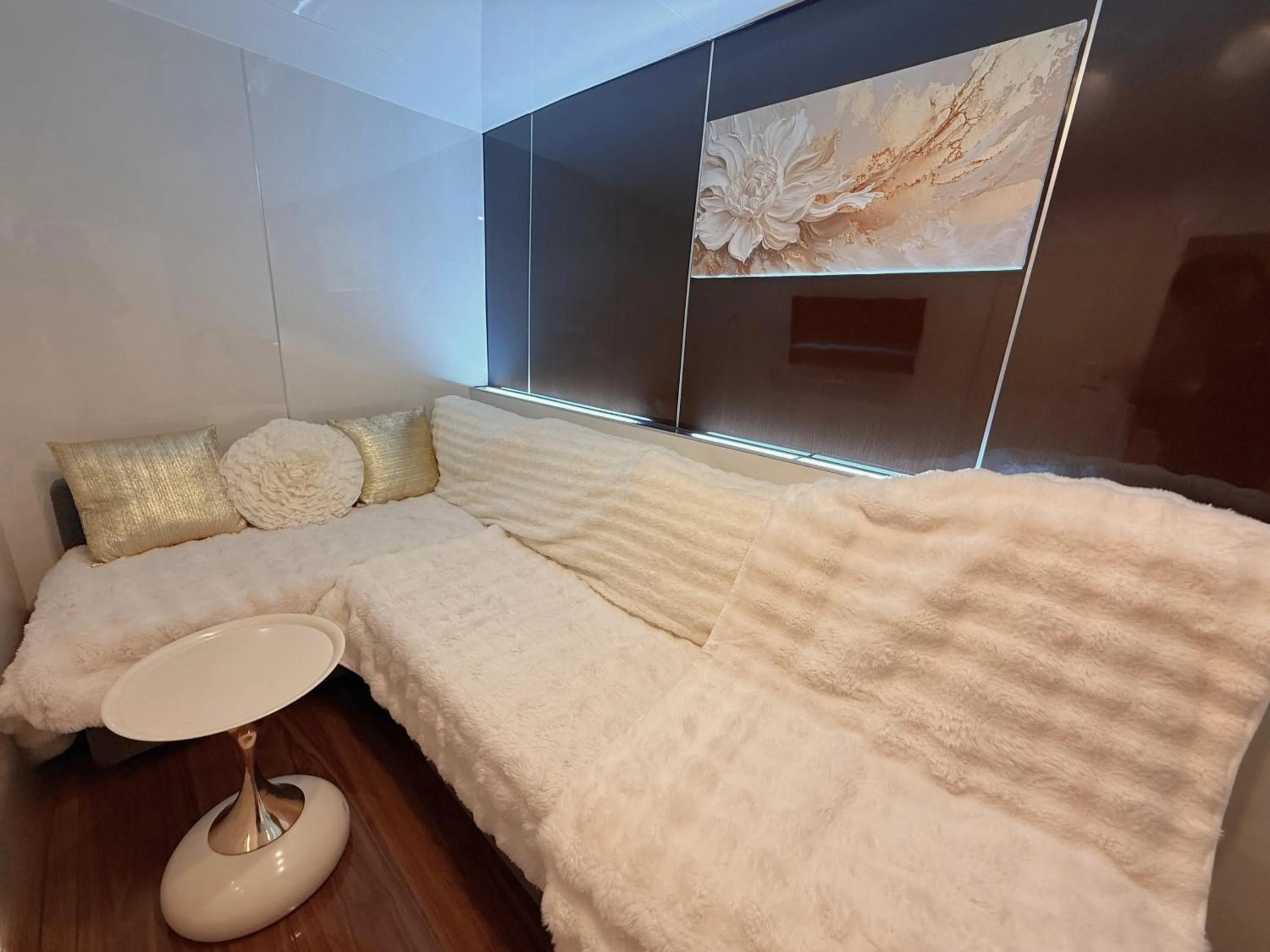 Living room, Bed in Ray House