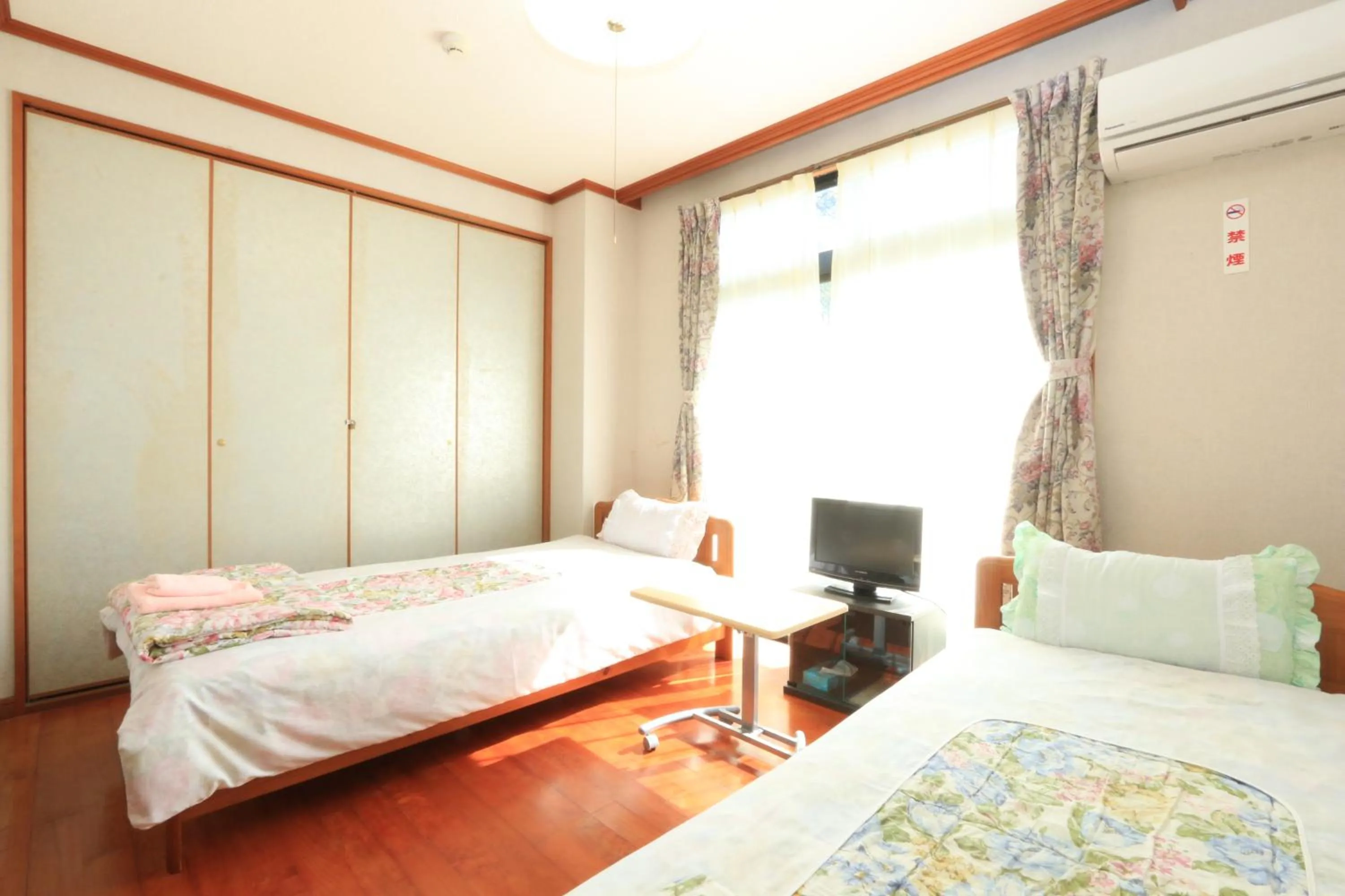 Photo of the whole room, Bed in Minshuku Satomachi