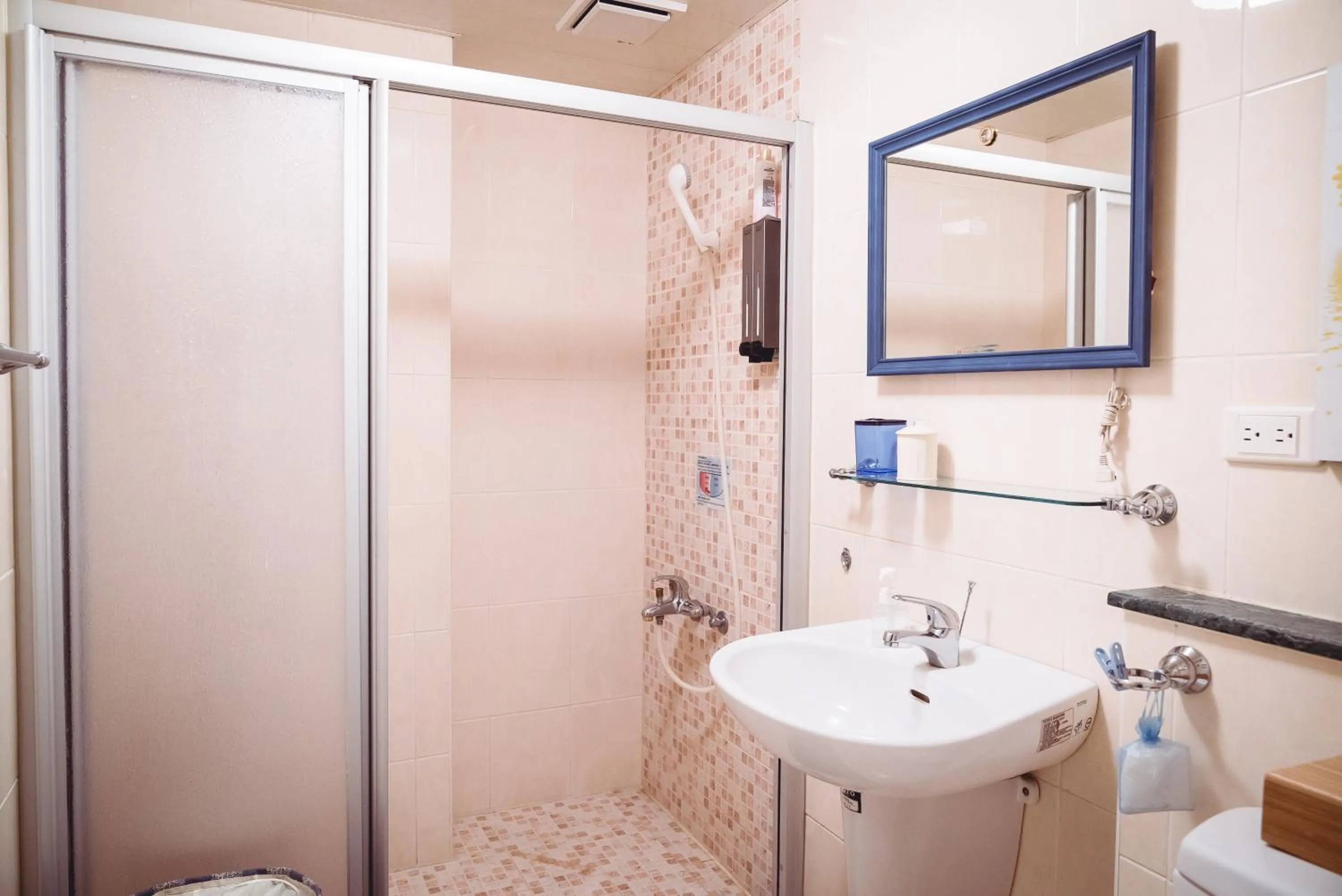 Toilet in EATzzZ Hostel