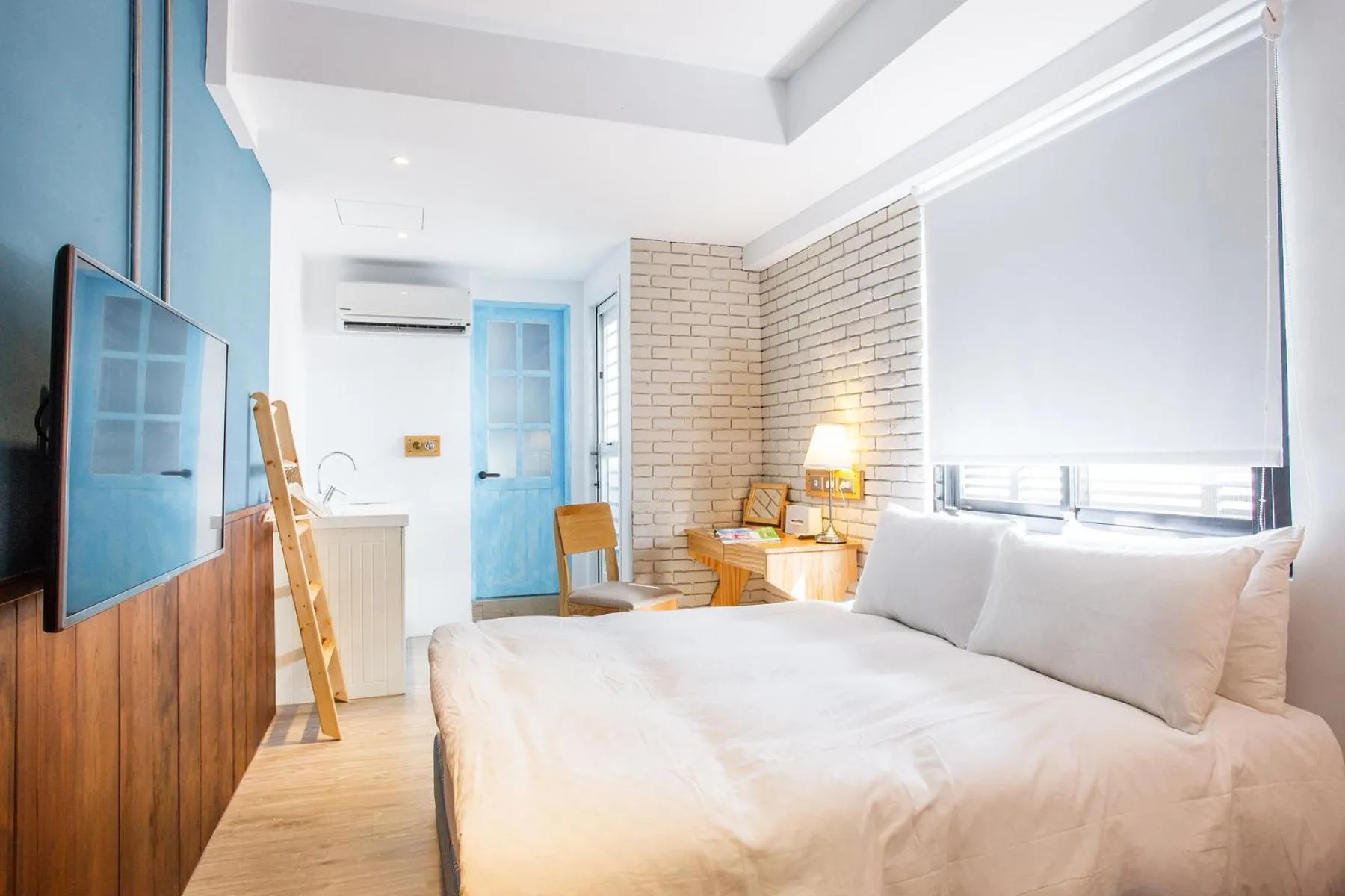 Photo of the whole room, Bed in 4 Design Inn