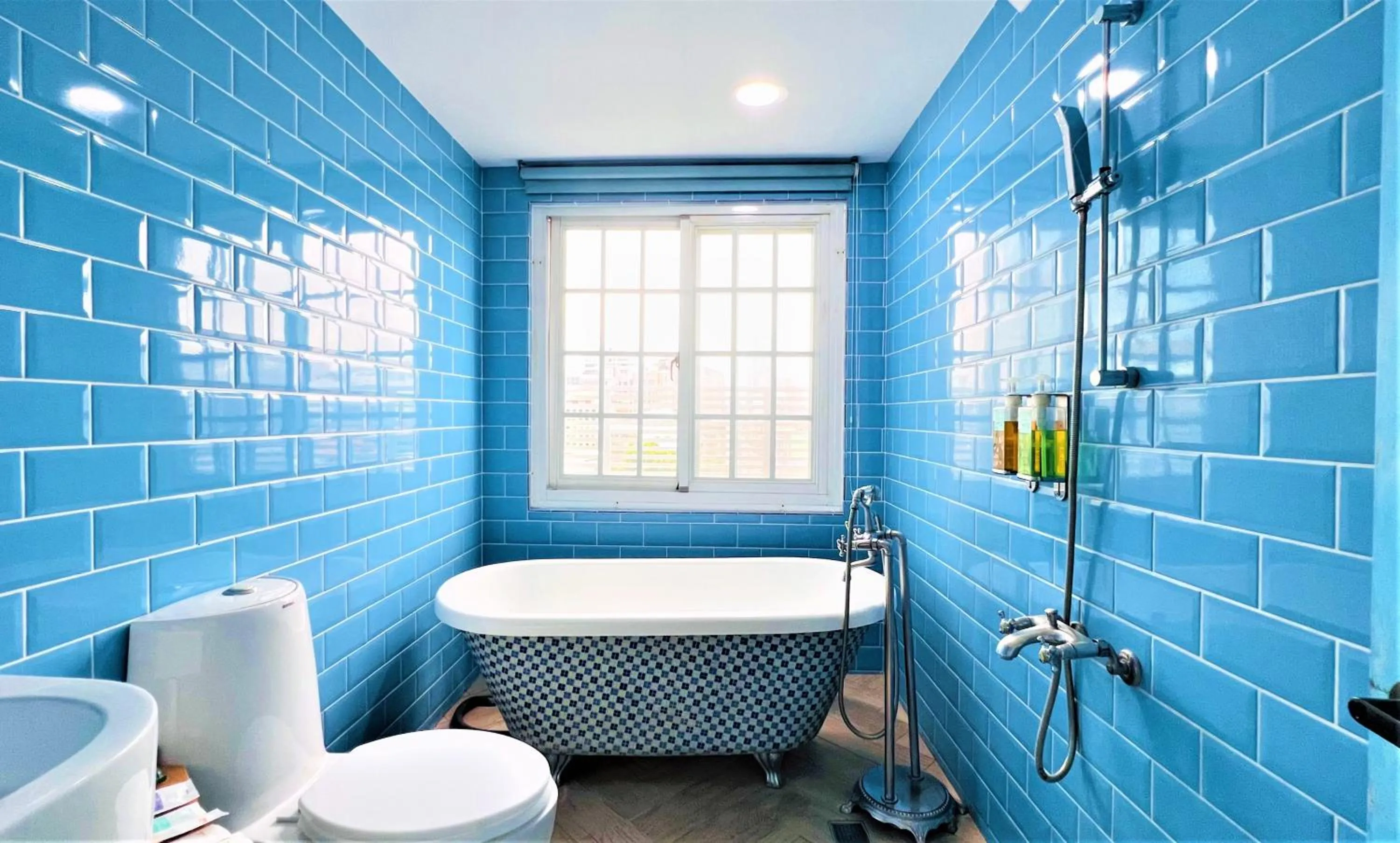 Shower in 4 Design Inn