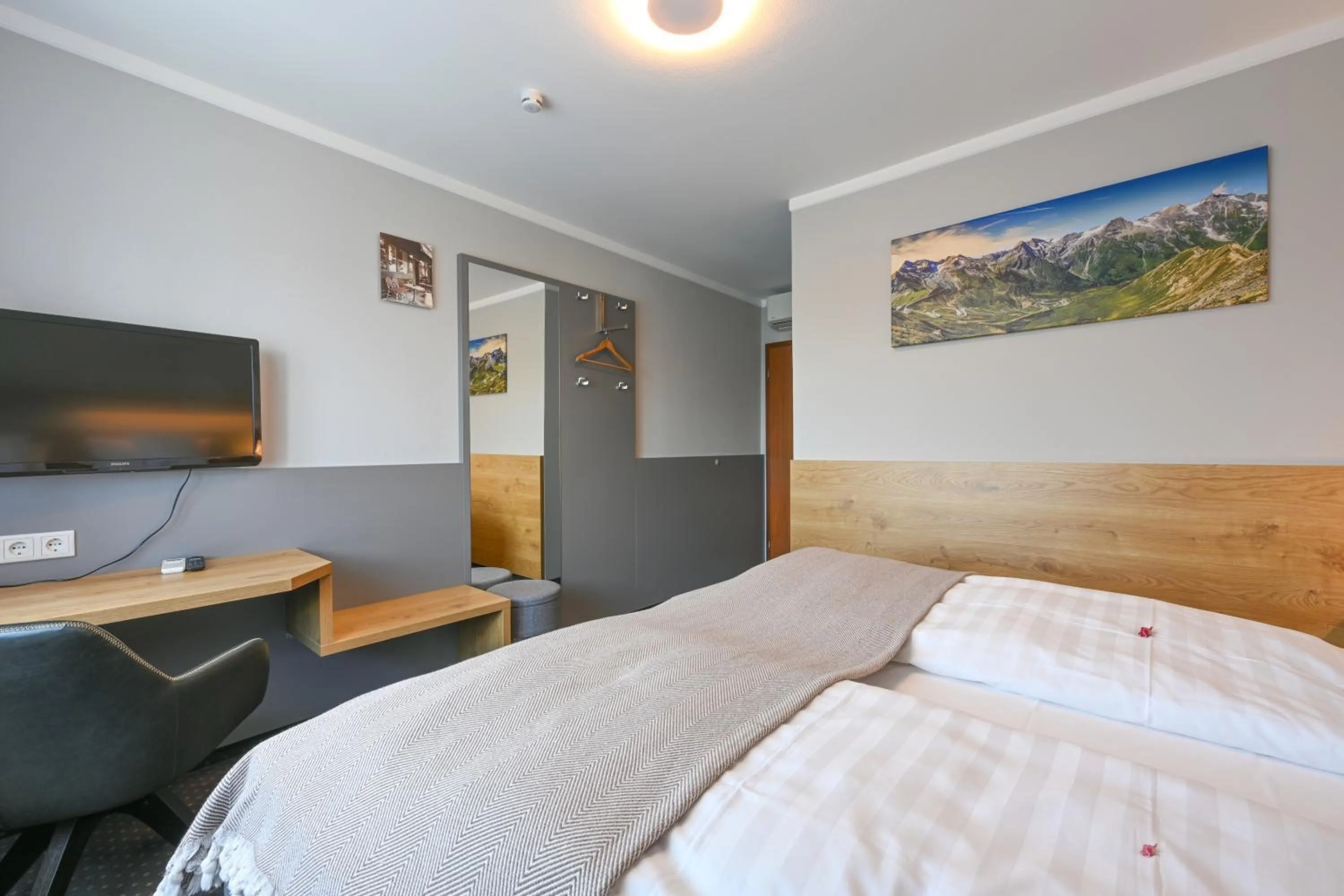 Photo of the whole room, Bed in Hotel Zum Ritter