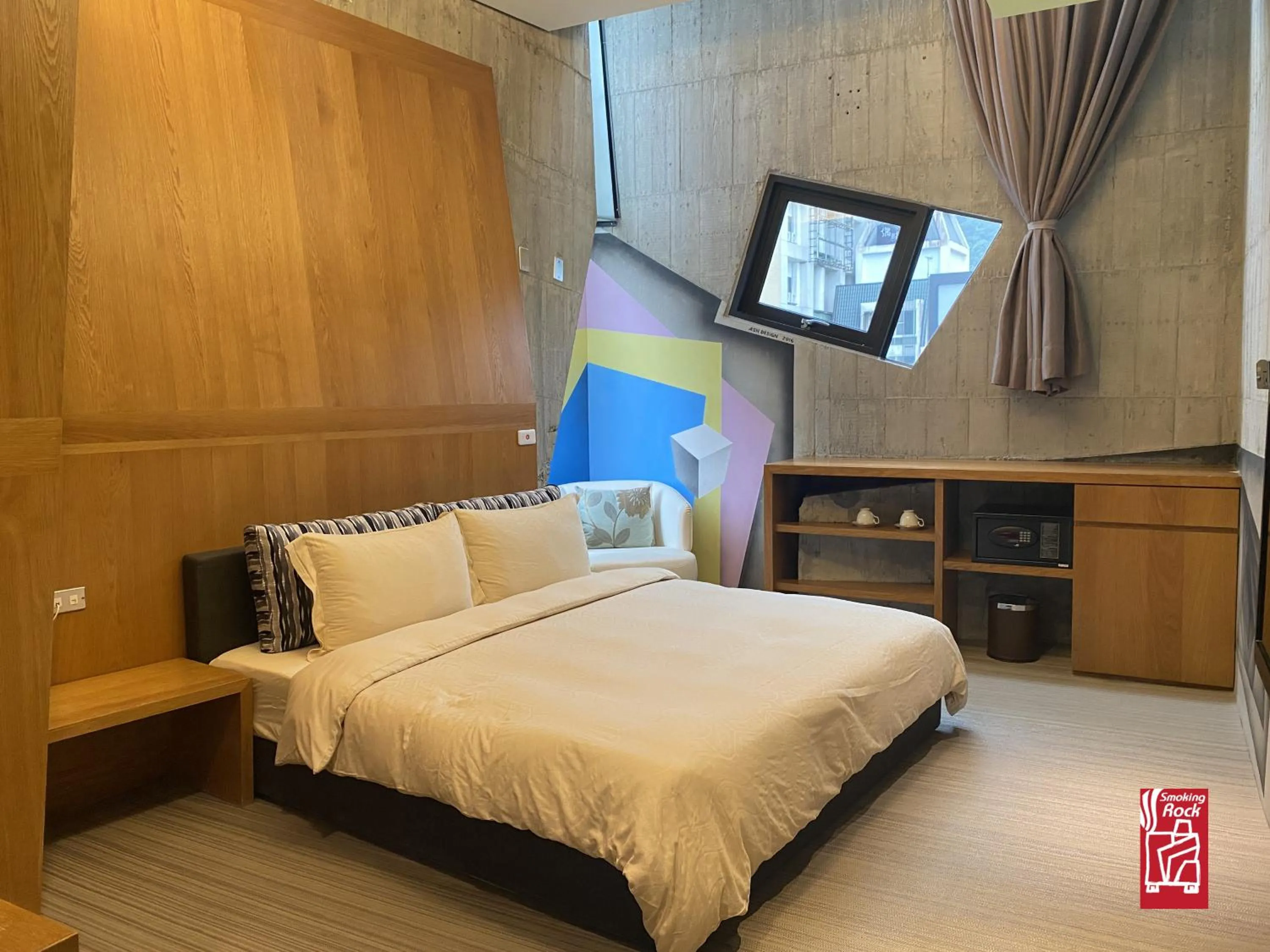 Photo of the whole room, Bed in Smoking Rock