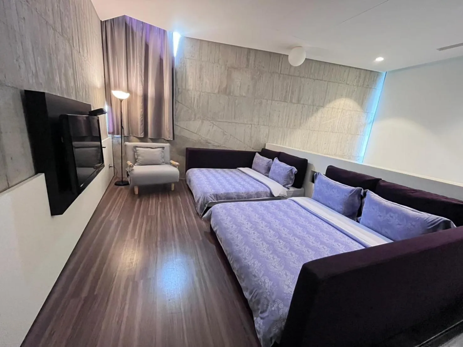 Photo of the whole room, Bed in Smoking Rock