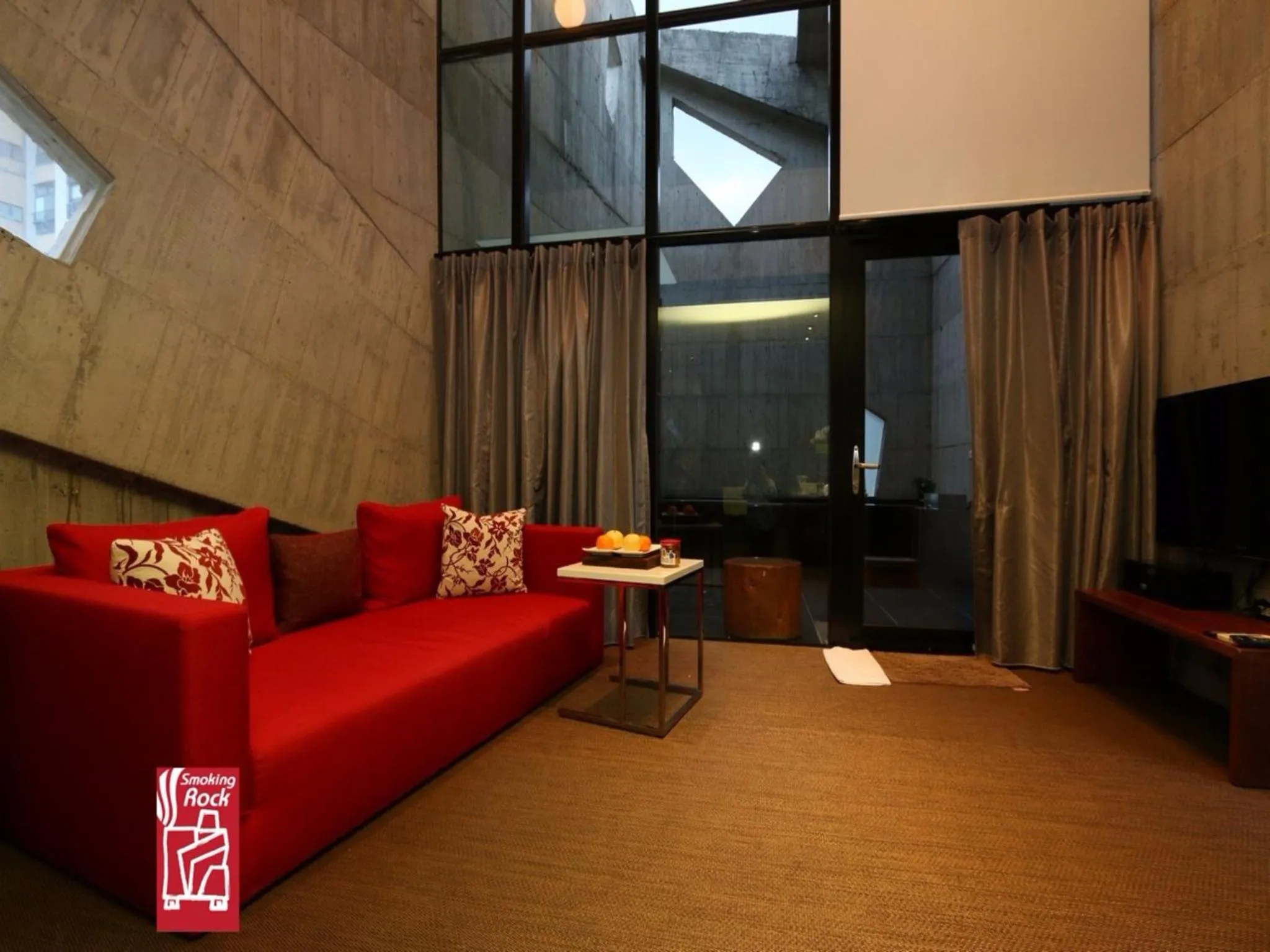 Photo of the whole room in Smoking Rock