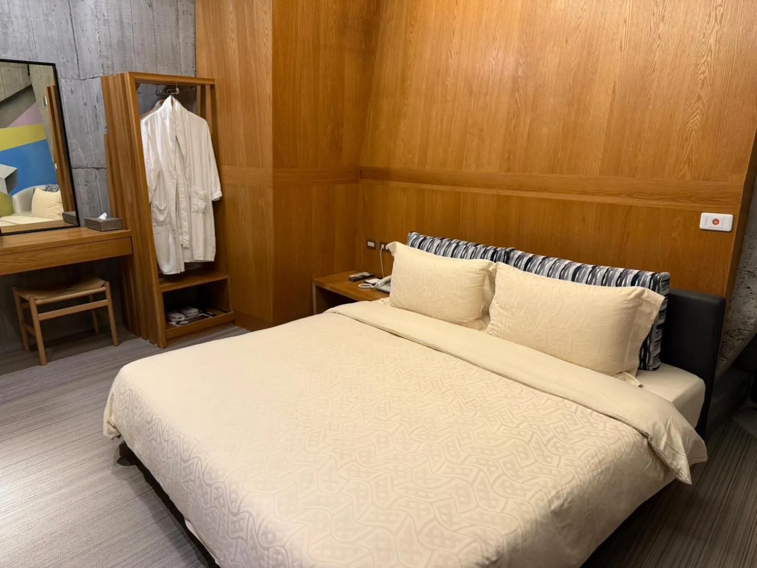 Photo of the whole room, Bed in Smoking Rock