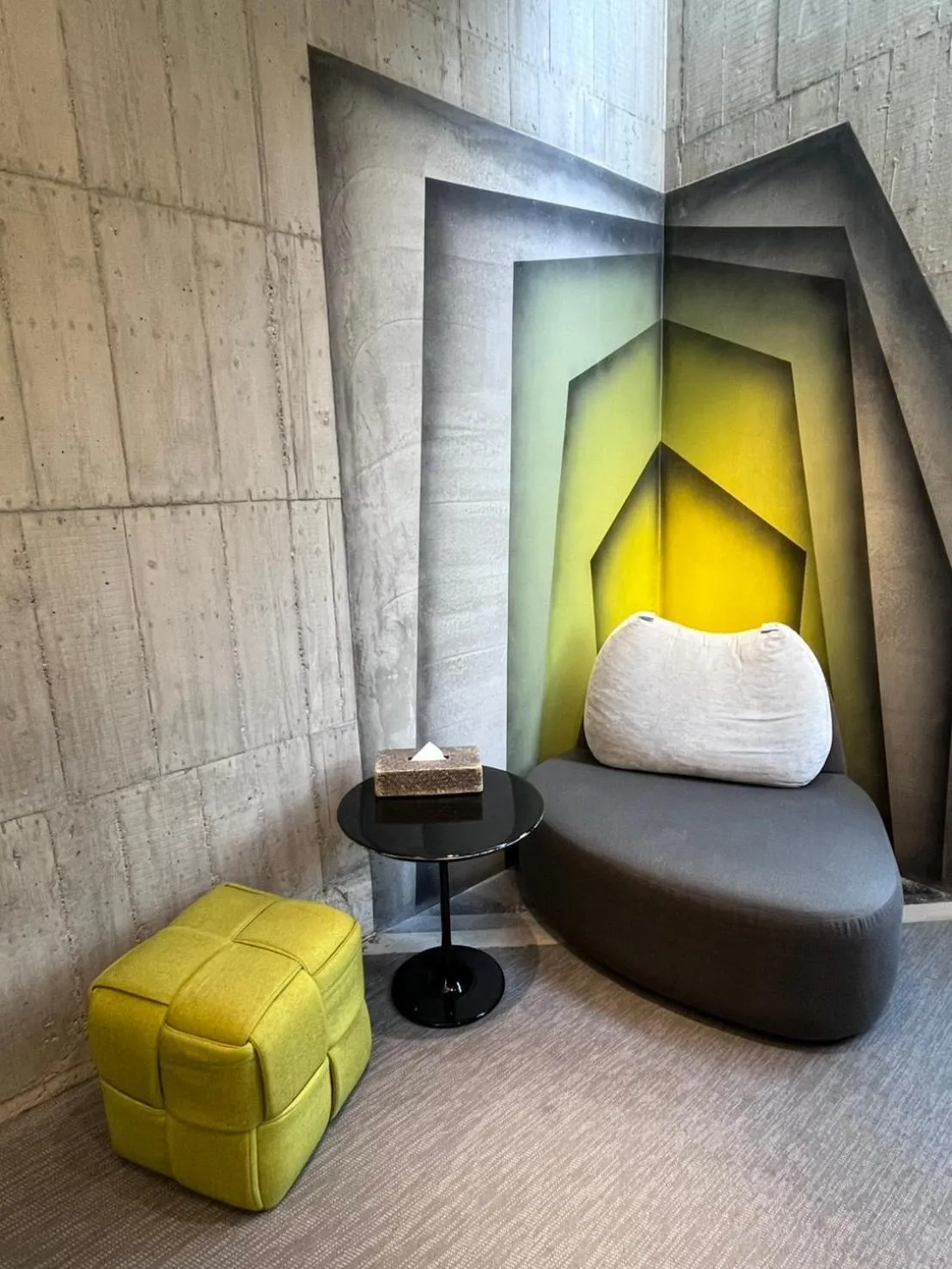 Photo of the whole room, Bed in Smoking Rock