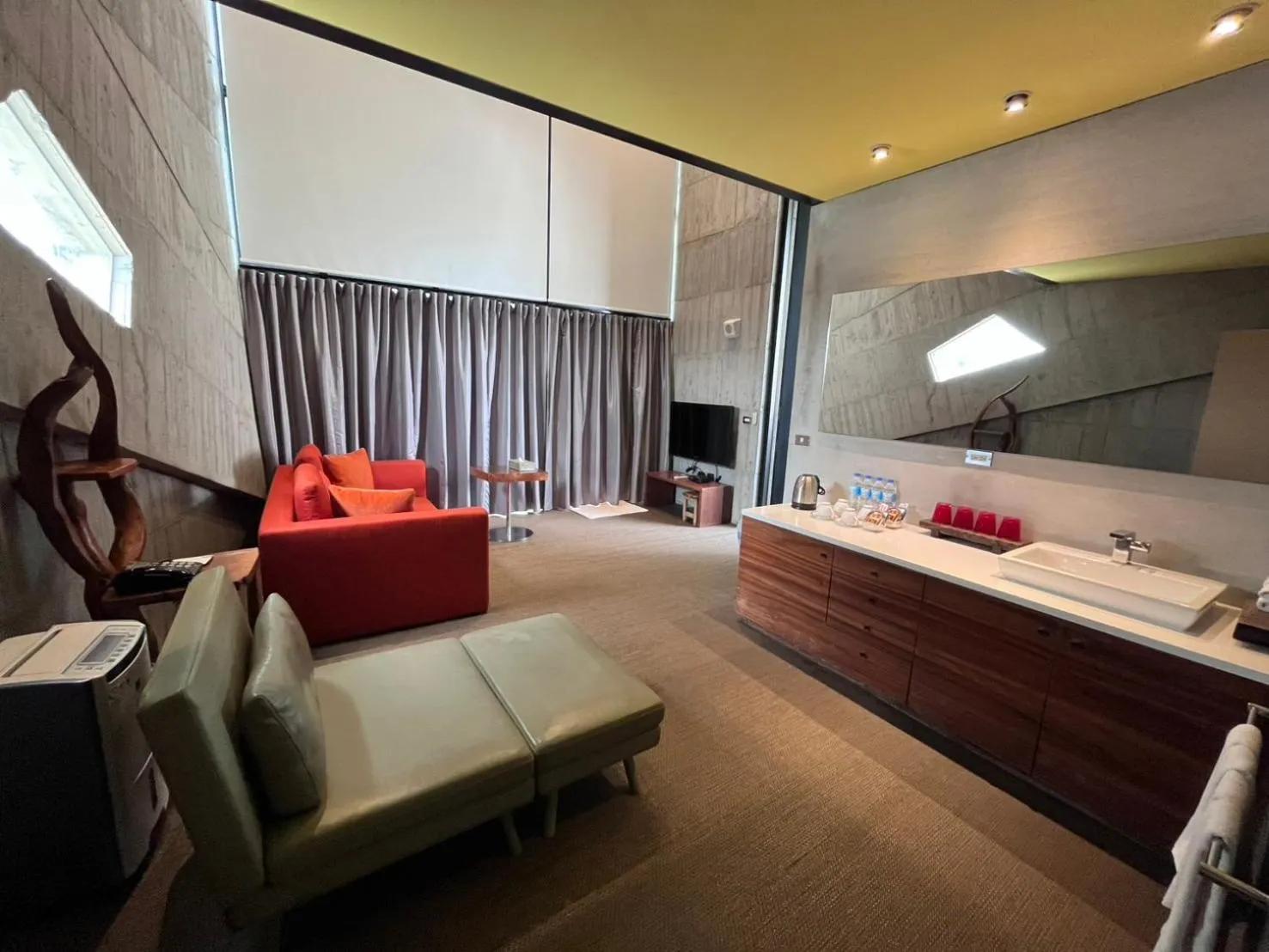 Photo of the whole room in Smoking Rock