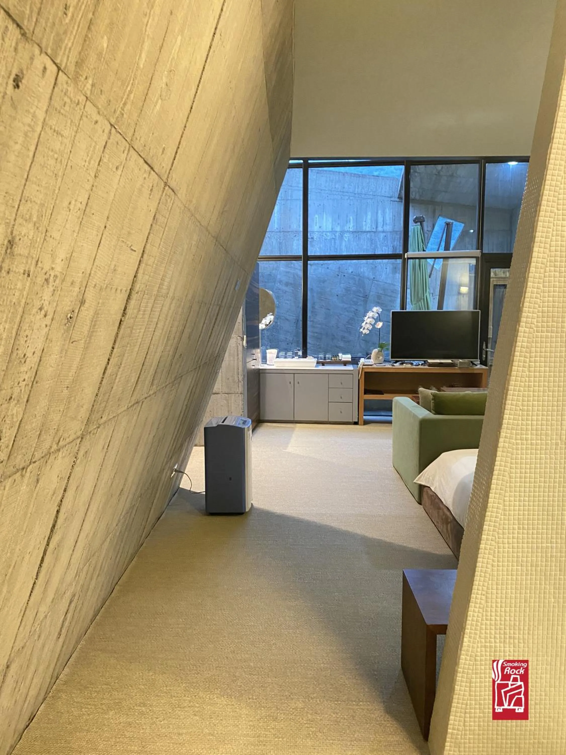 Photo of the whole room, Bed in Smoking Rock