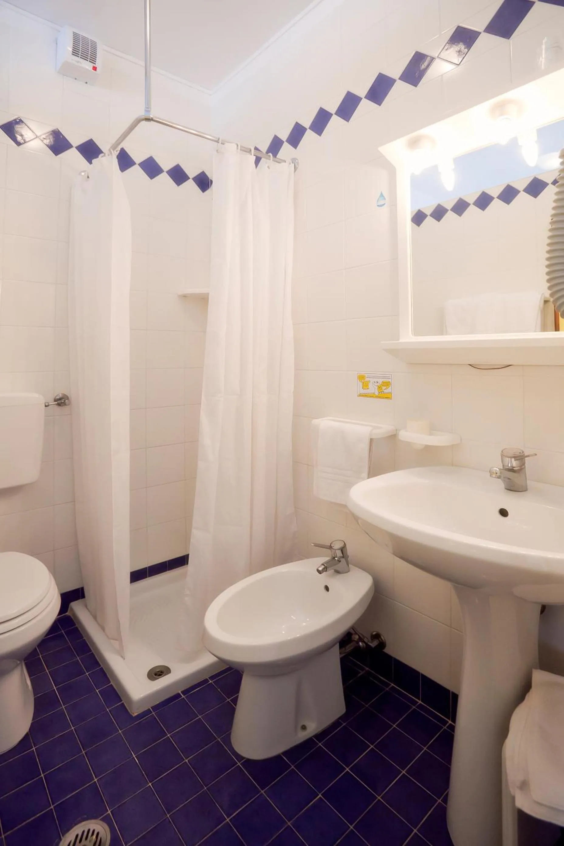 Bathroom in Hotel Parigi