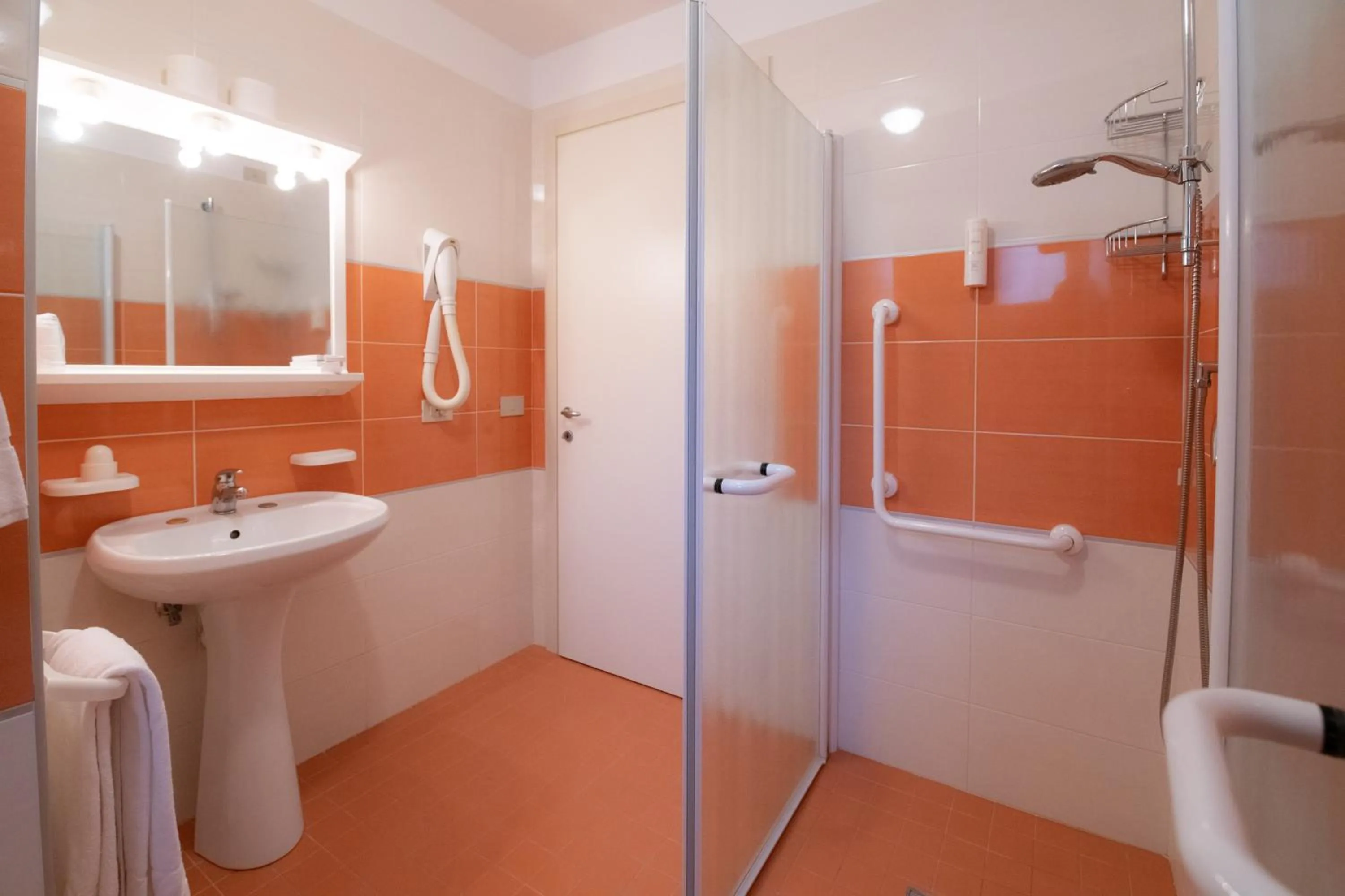 Shower in Hotel Parigi