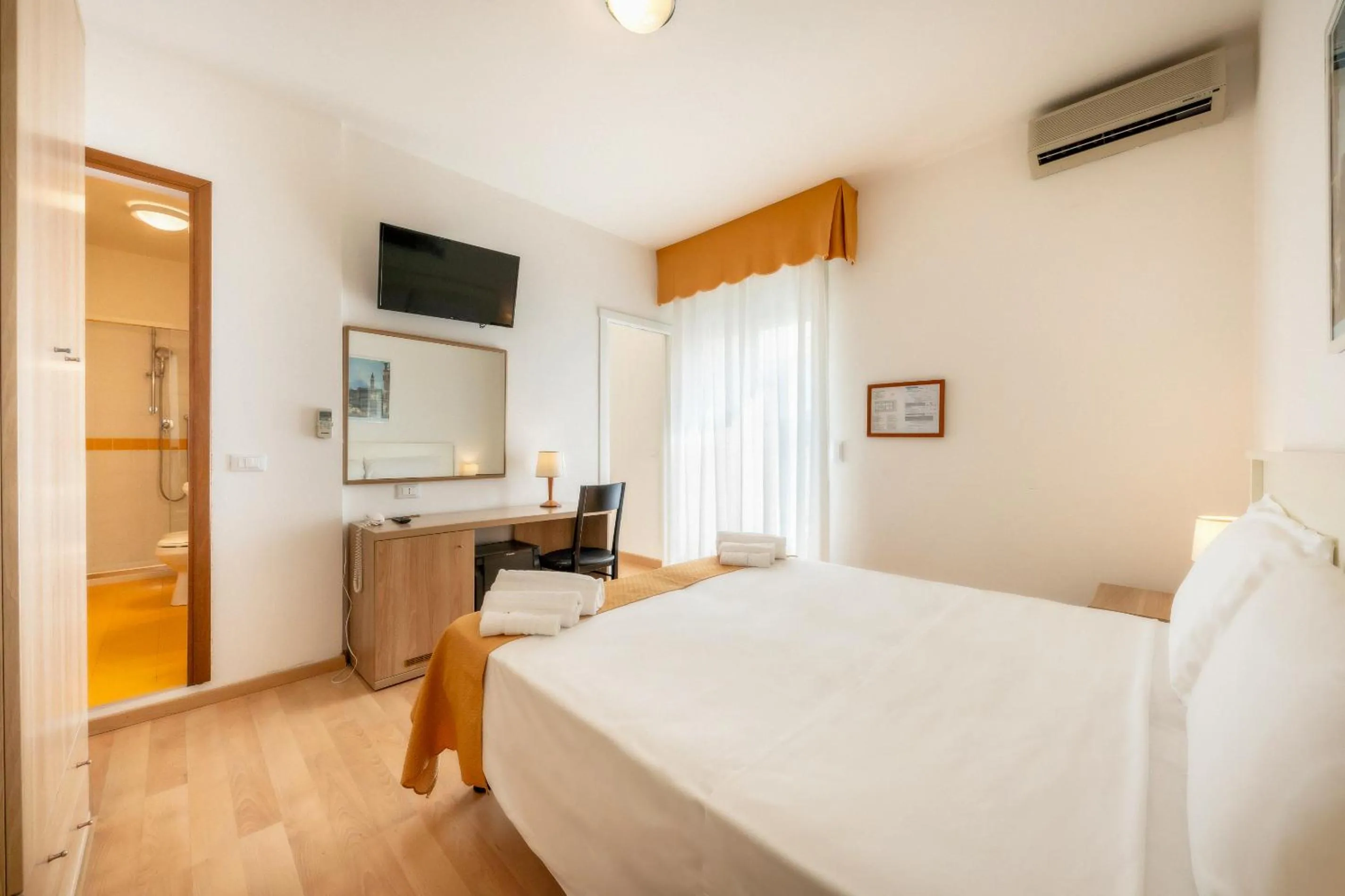 Photo of the whole room, Bed in Hotel Parigi