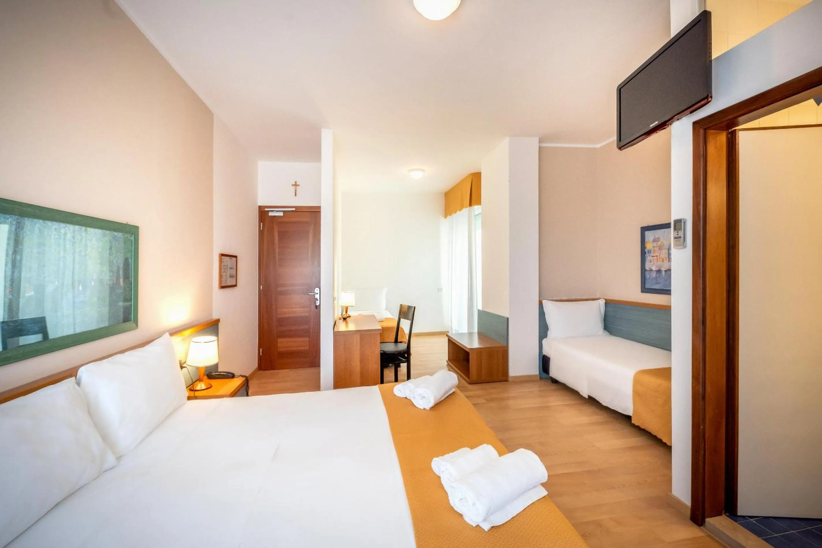 Photo of the whole room, Bed in Hotel Parigi