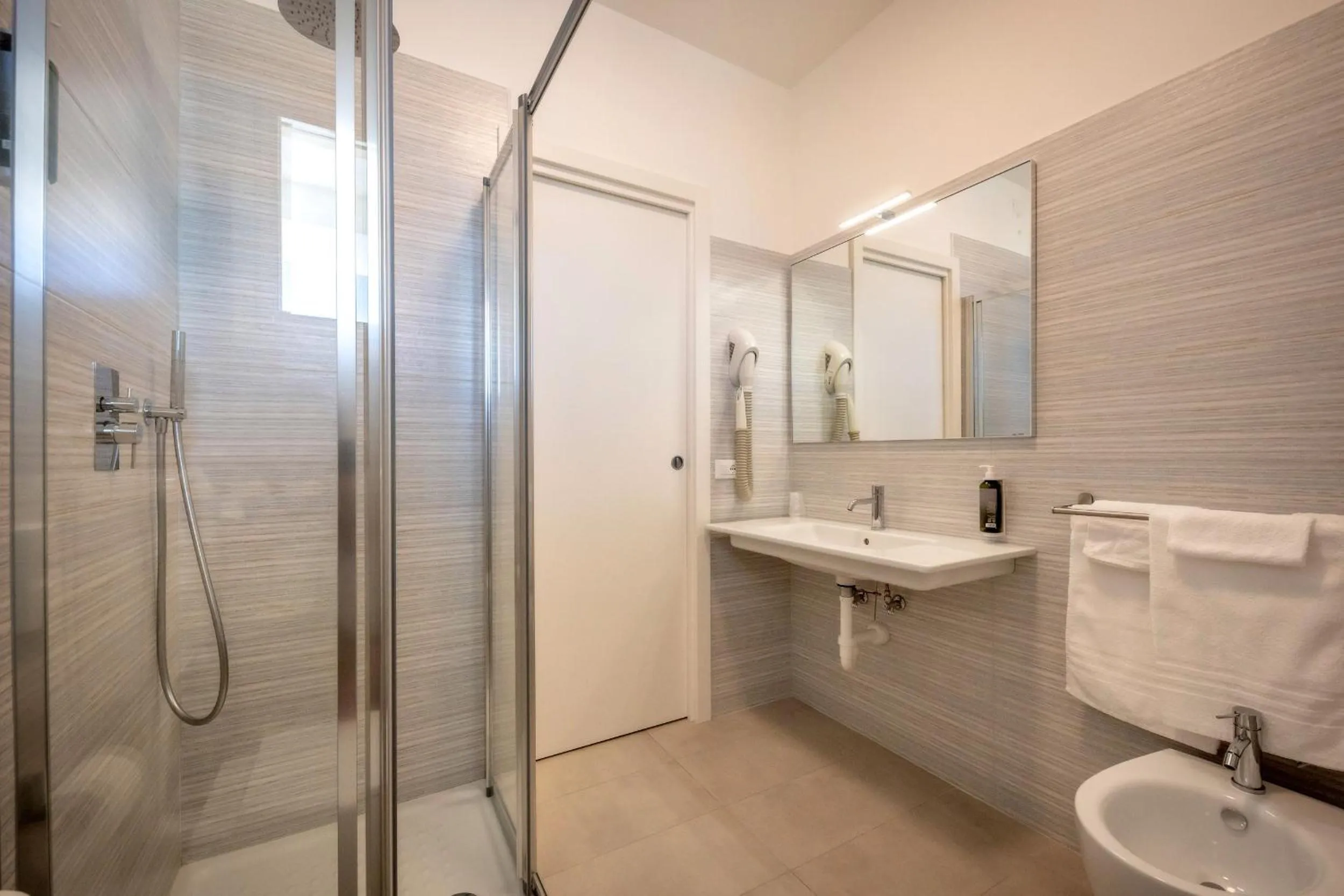 Shower in Hotel Parigi