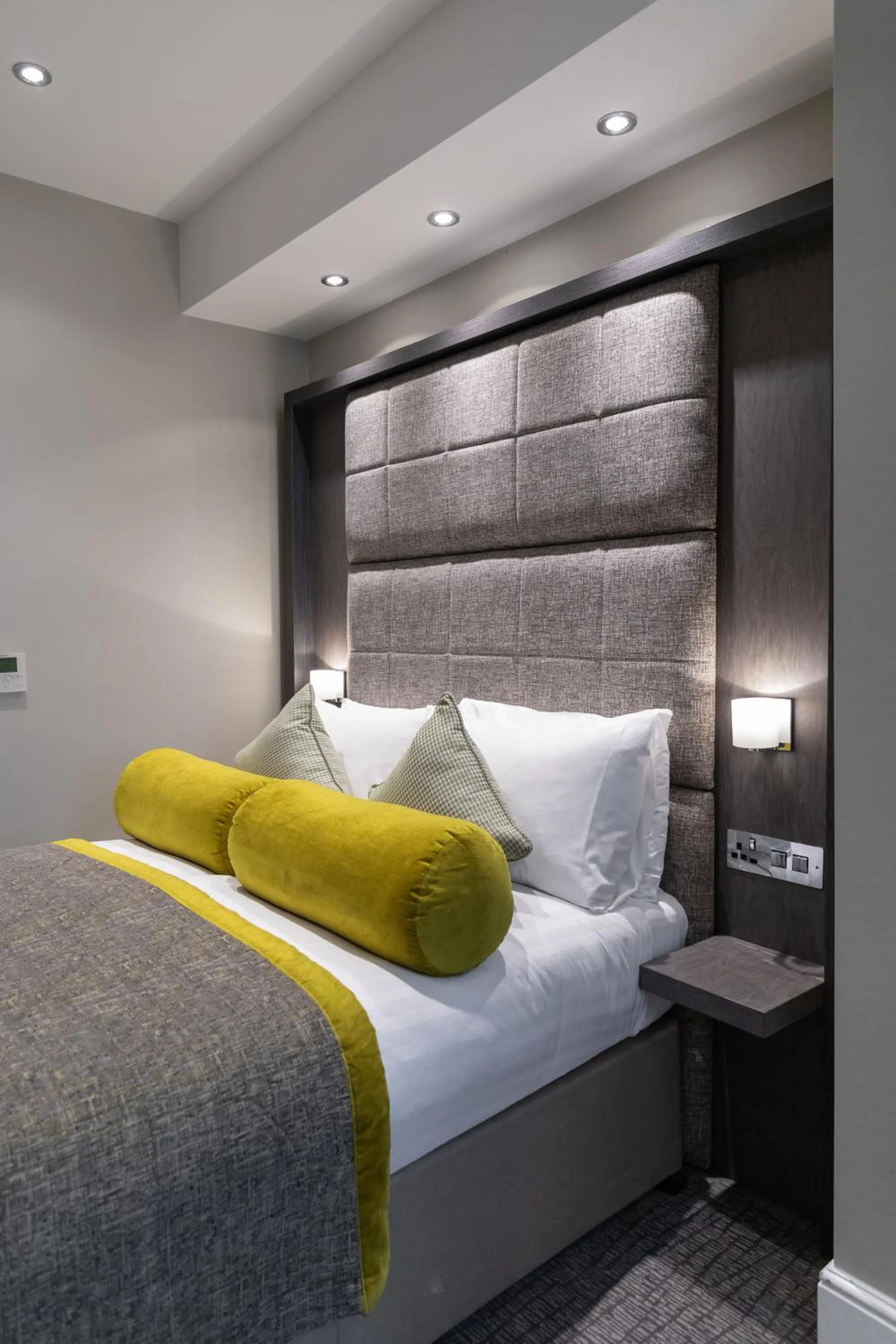 Bedroom, Bed in Mornington Hotel London Victoria