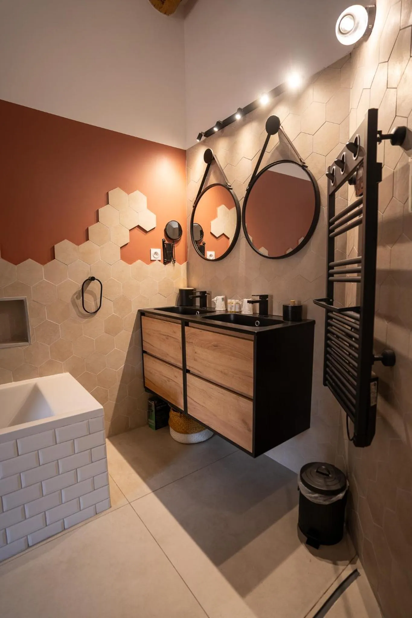 Bed in Hôtel d'Angleterre, Salon-de-Provence