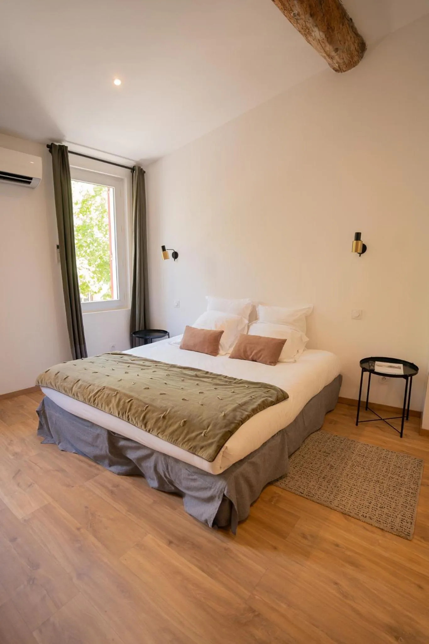 Bed in Hôtel d'Angleterre, Salon-de-Provence