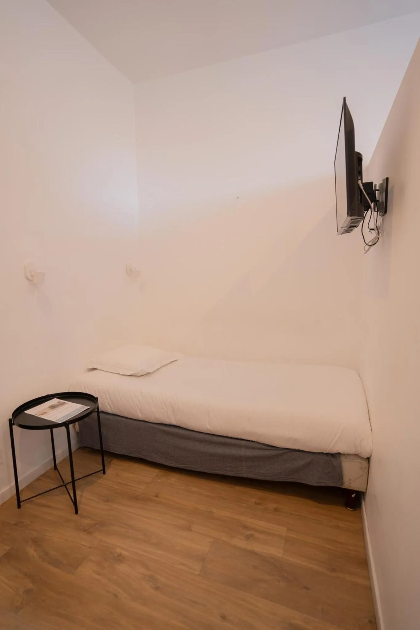 Bed in Hôtel d'Angleterre, Salon-de-Provence