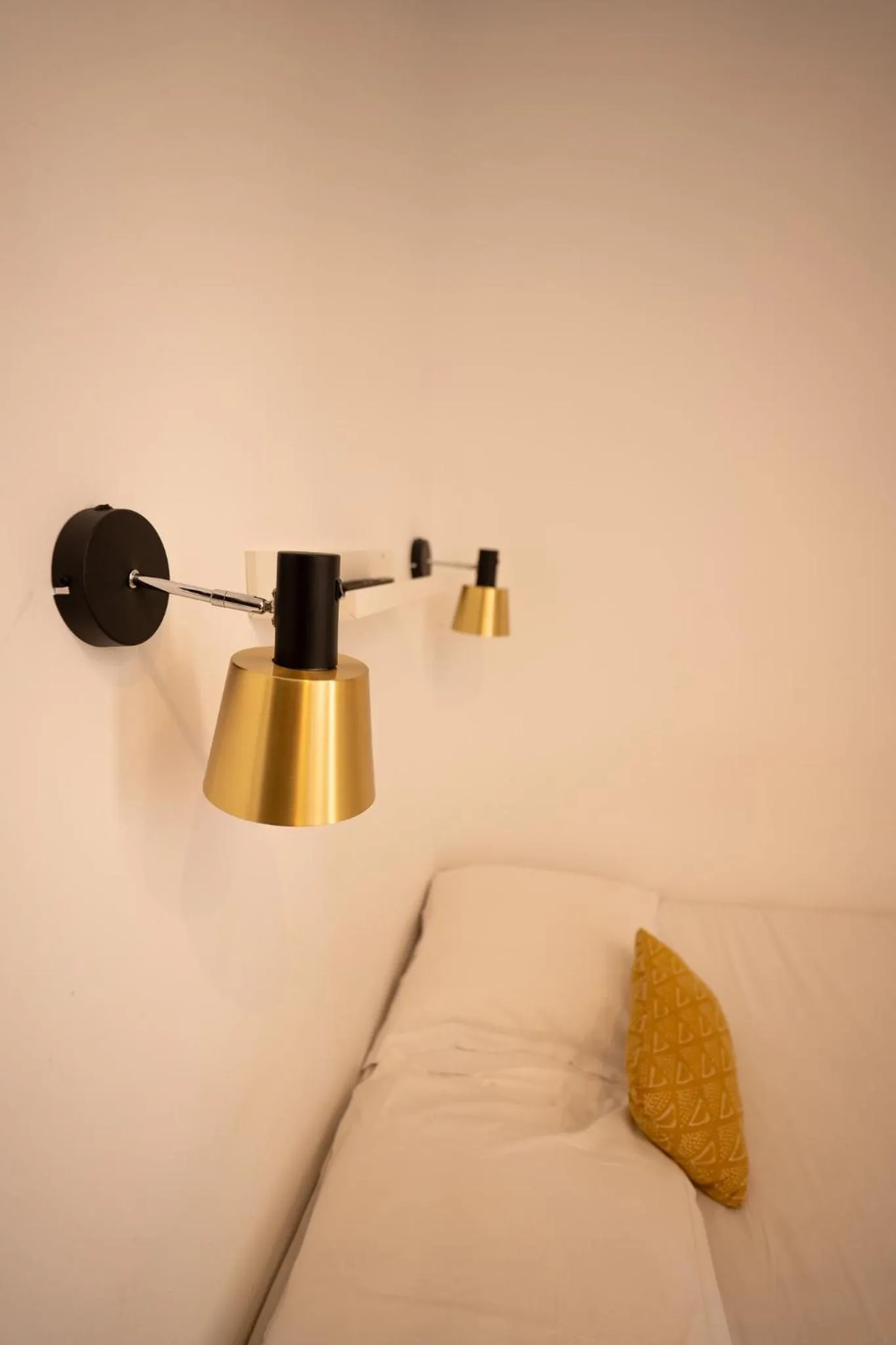 Bed in Hôtel d'Angleterre, Salon-de-Provence