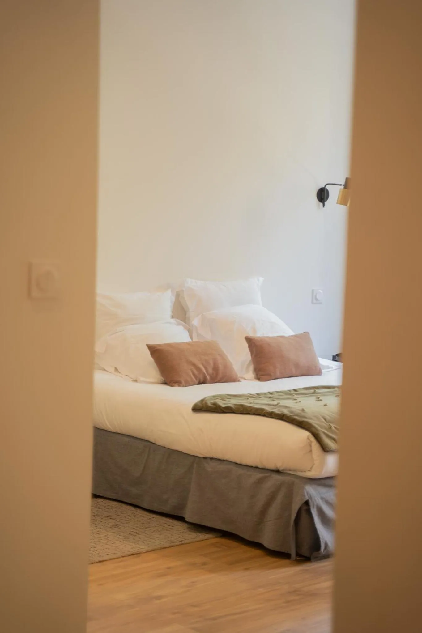 Bed in Hôtel d'Angleterre, Salon-de-Provence