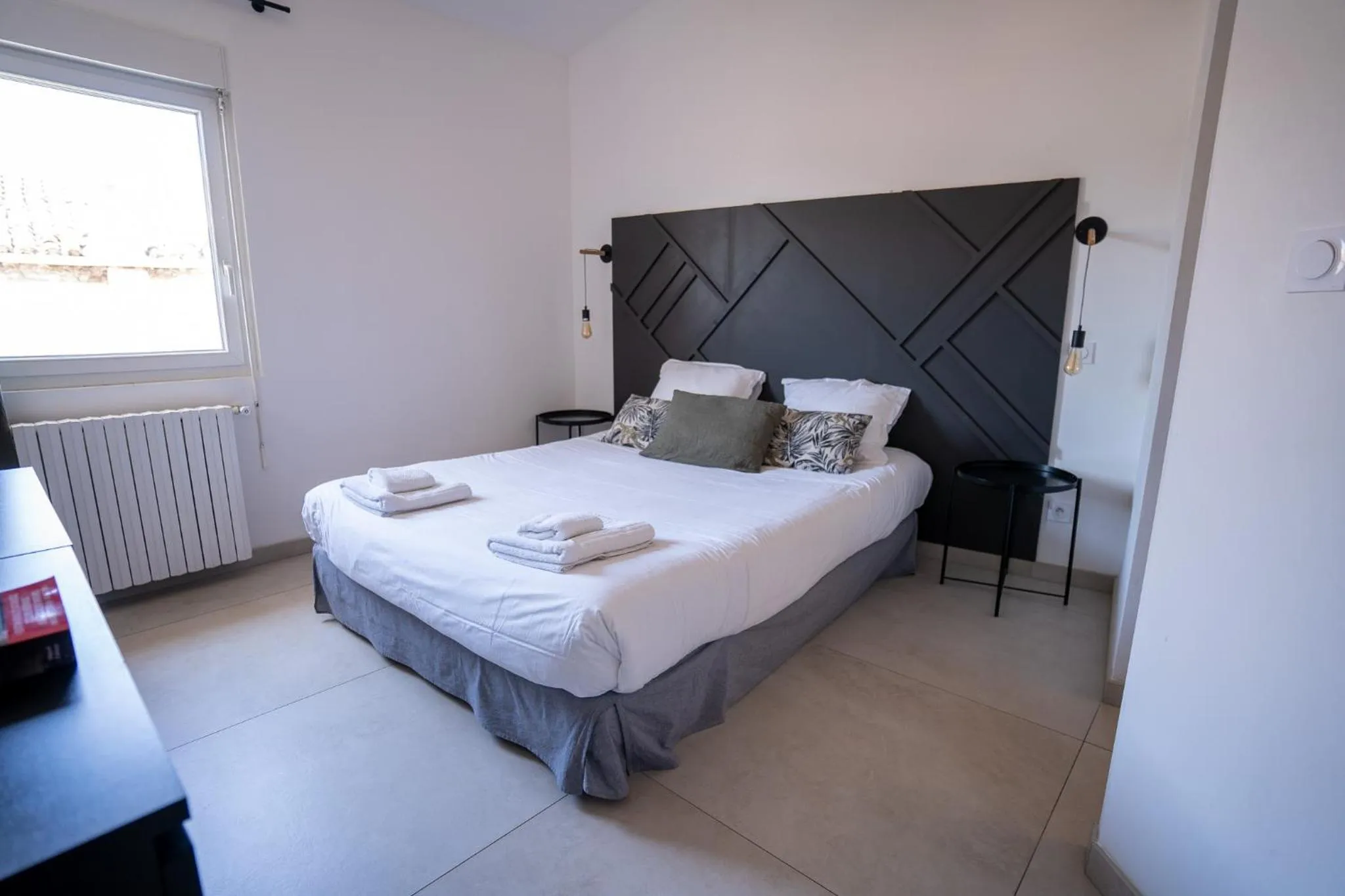 Bed in Hôtel d'Angleterre, Salon-de-Provence