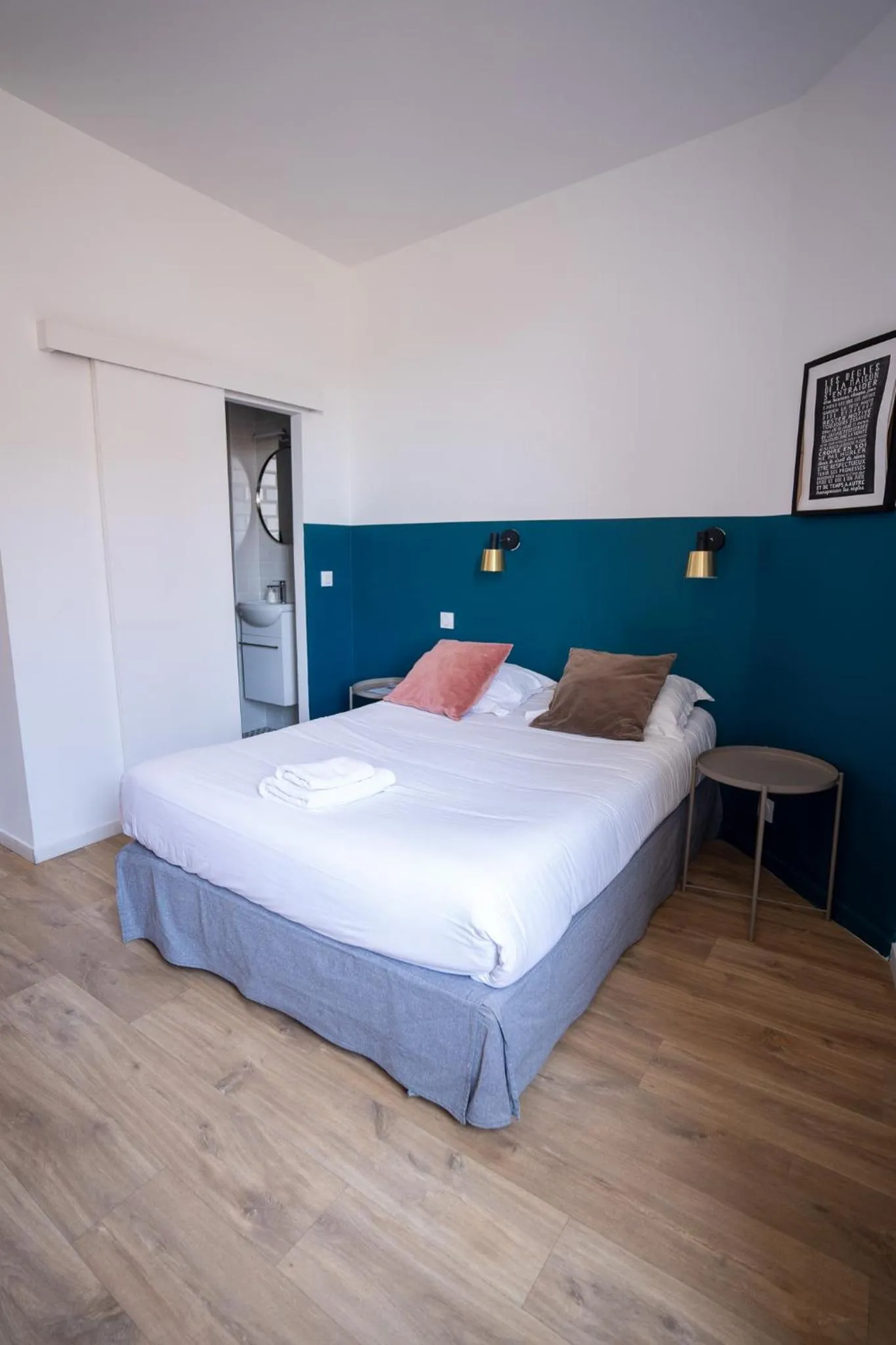 Bed in Hôtel d'Angleterre, Salon-de-Provence