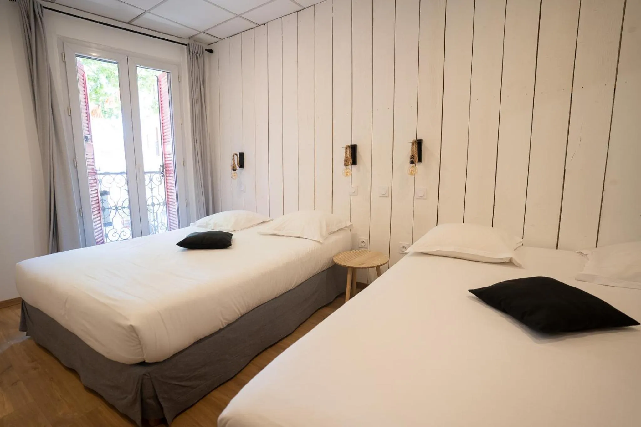 Bed in Hôtel d'Angleterre, Salon-de-Provence