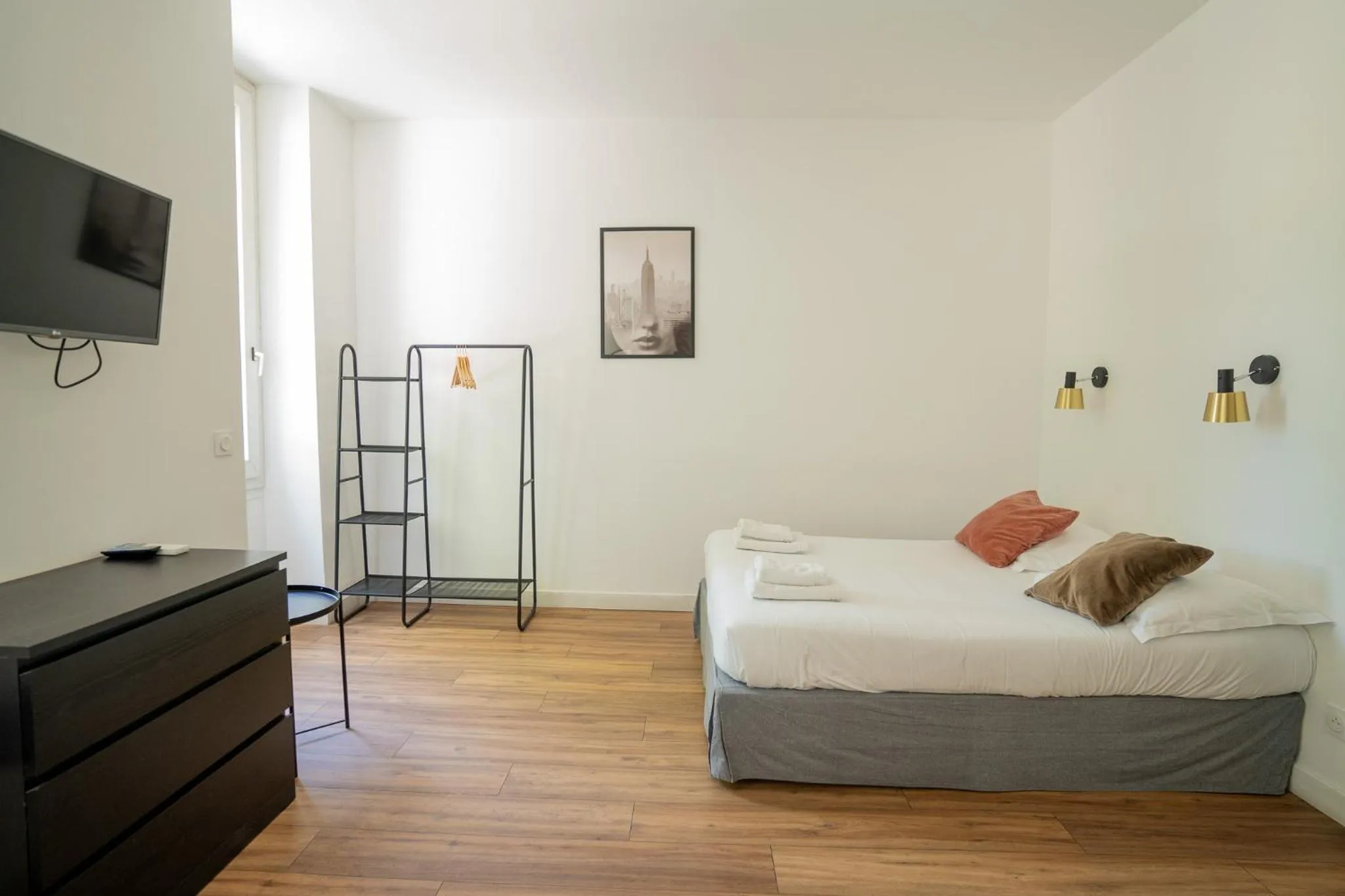 Bed in Hôtel d'Angleterre, Salon-de-Provence