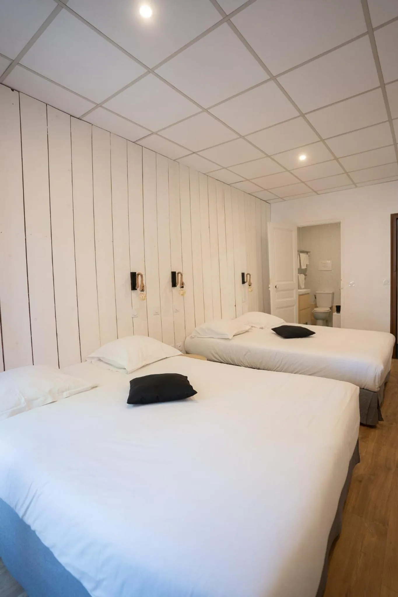 Bed in Hôtel d'Angleterre, Salon-de-Provence