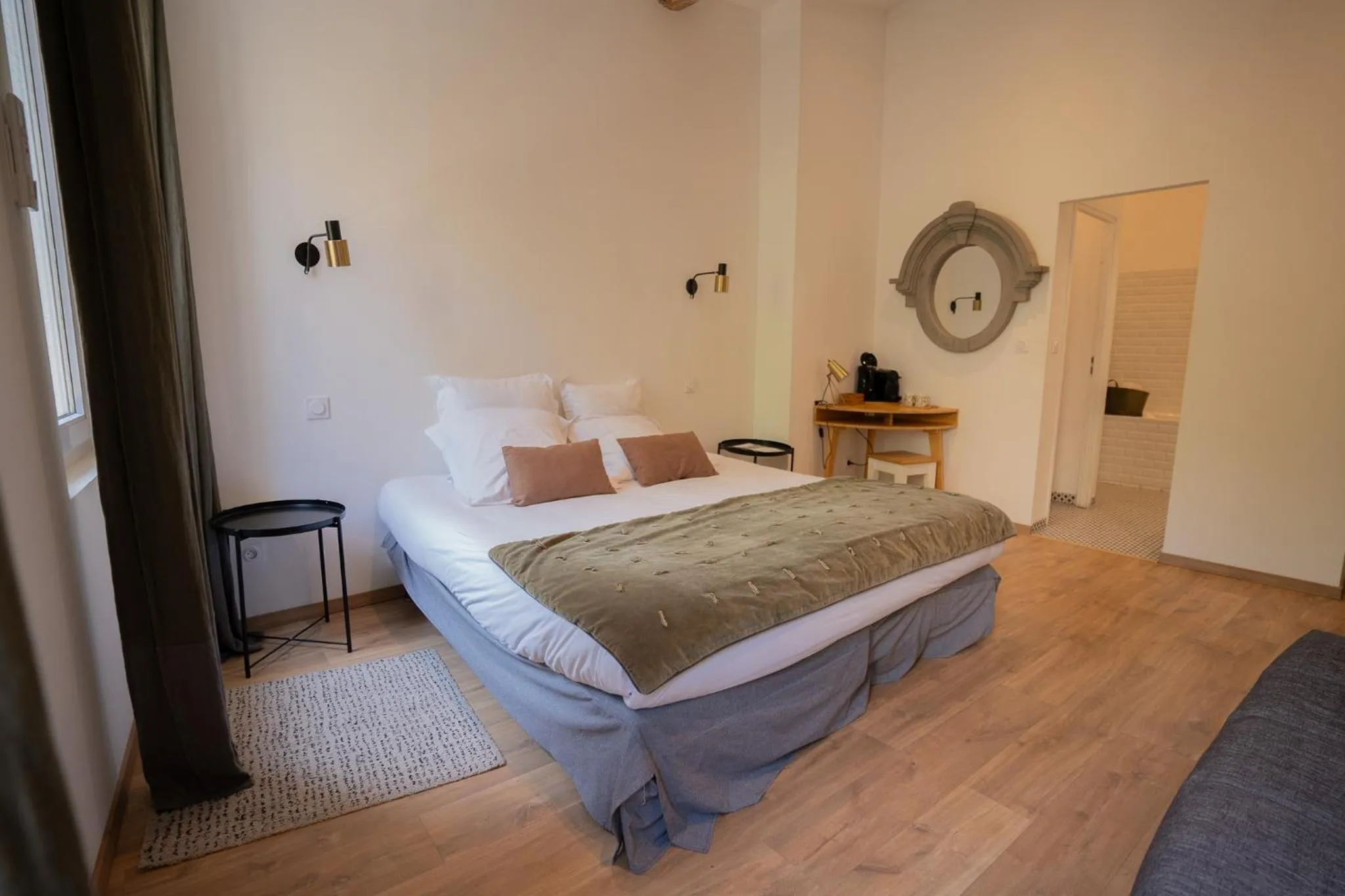 Bed in Hôtel d'Angleterre, Salon-de-Provence