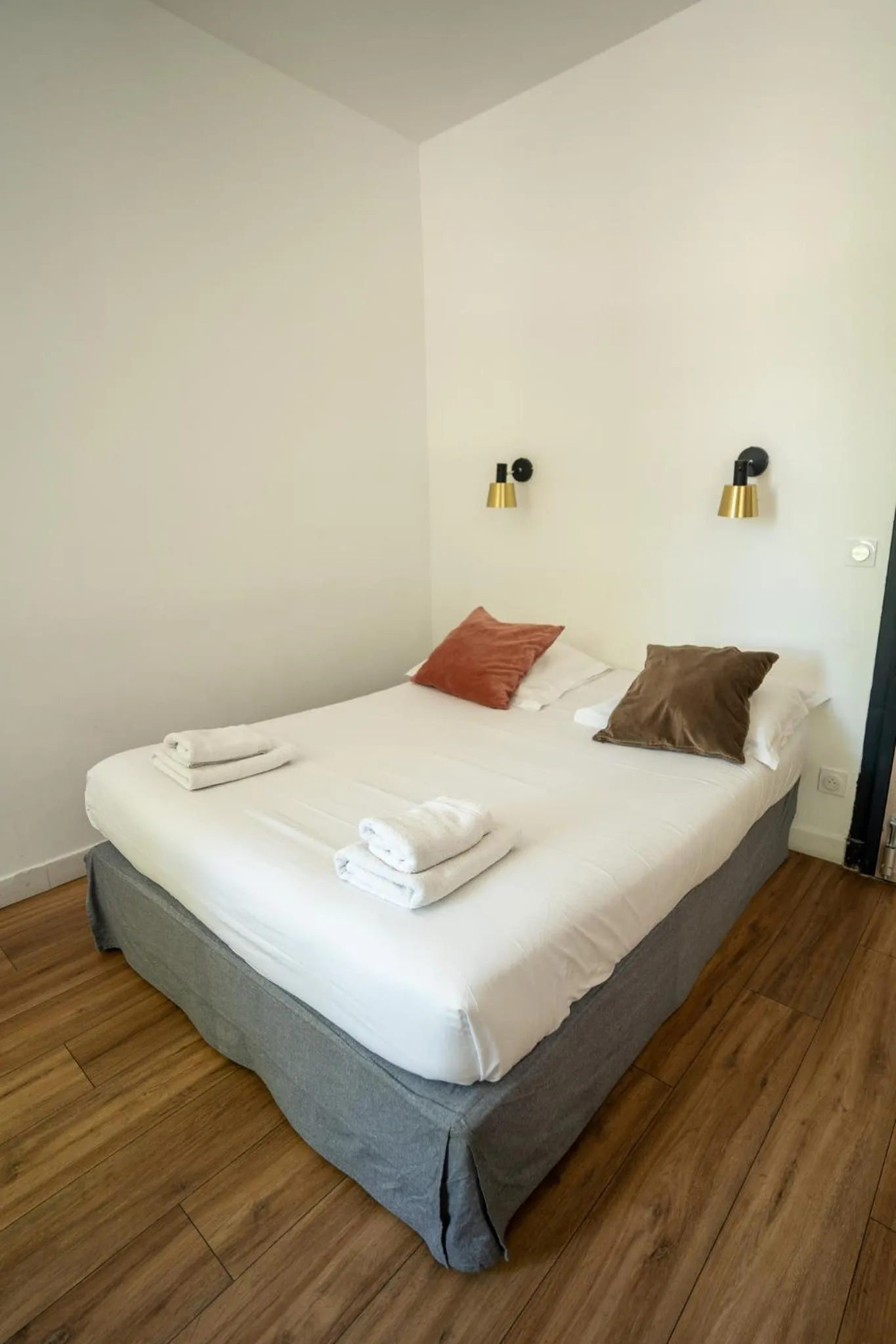 Bed in Hôtel d'Angleterre, Salon-de-Provence