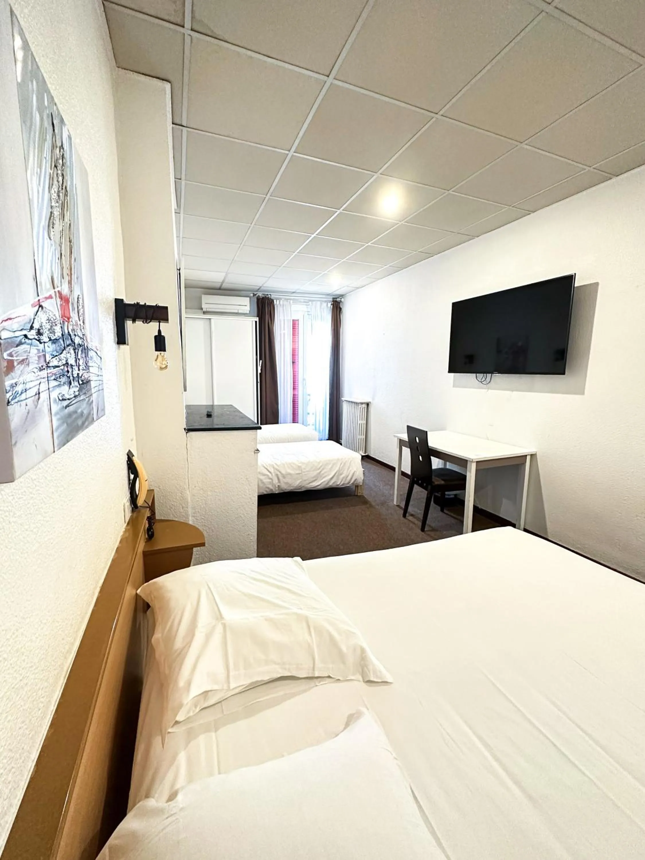 Bed in Hôtel d'Angleterre, Salon-de-Provence