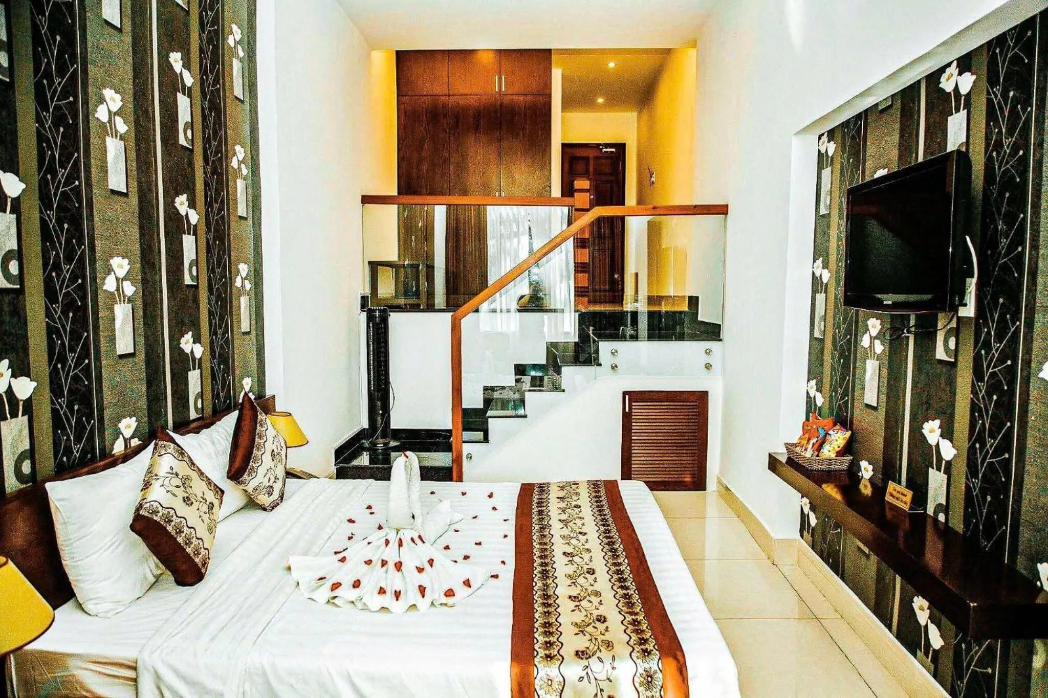 Bed in Ngoc Linh Luxury Hotel