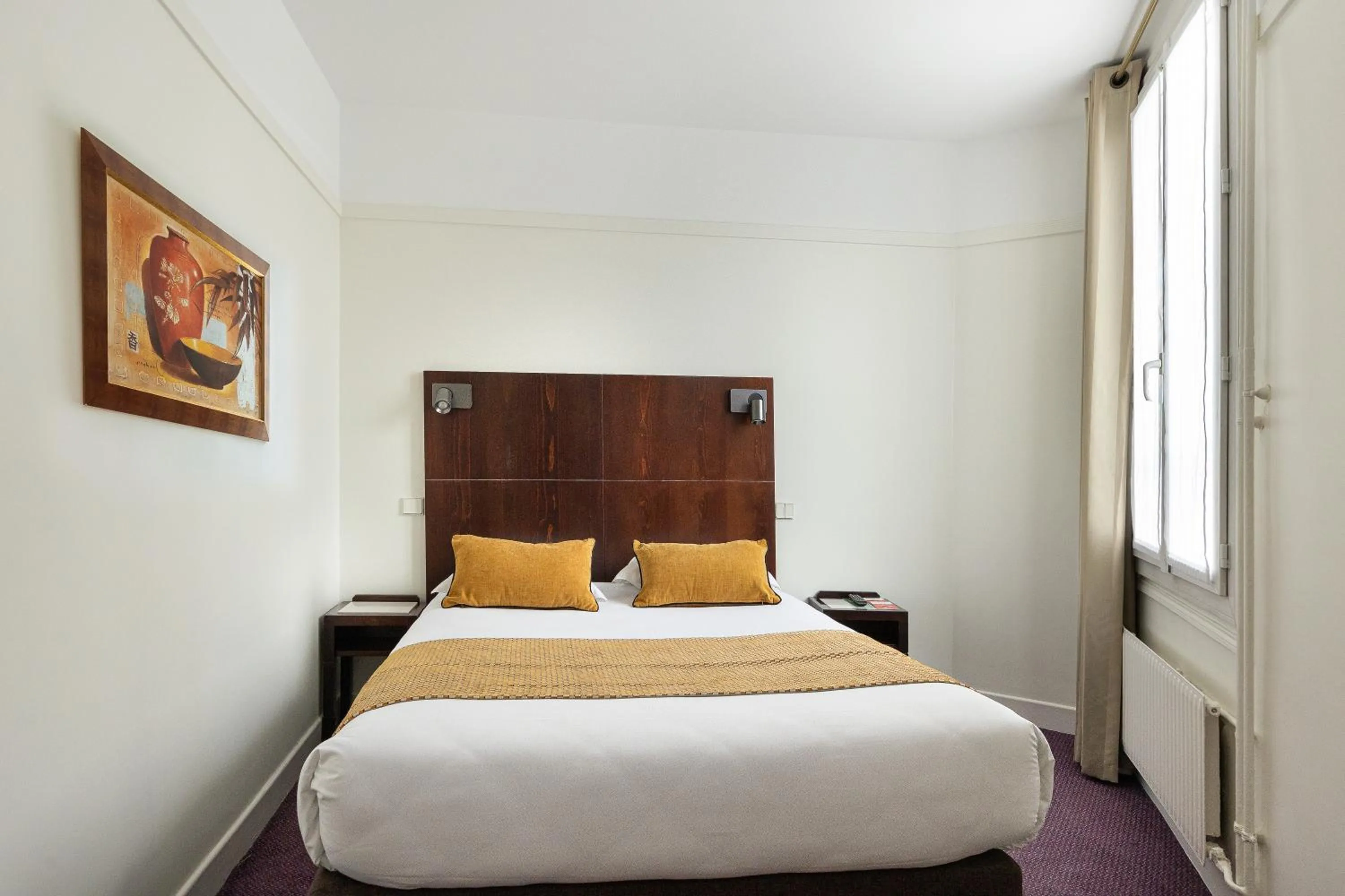 Bedroom, Bed in Hôtel Opera Lafayette