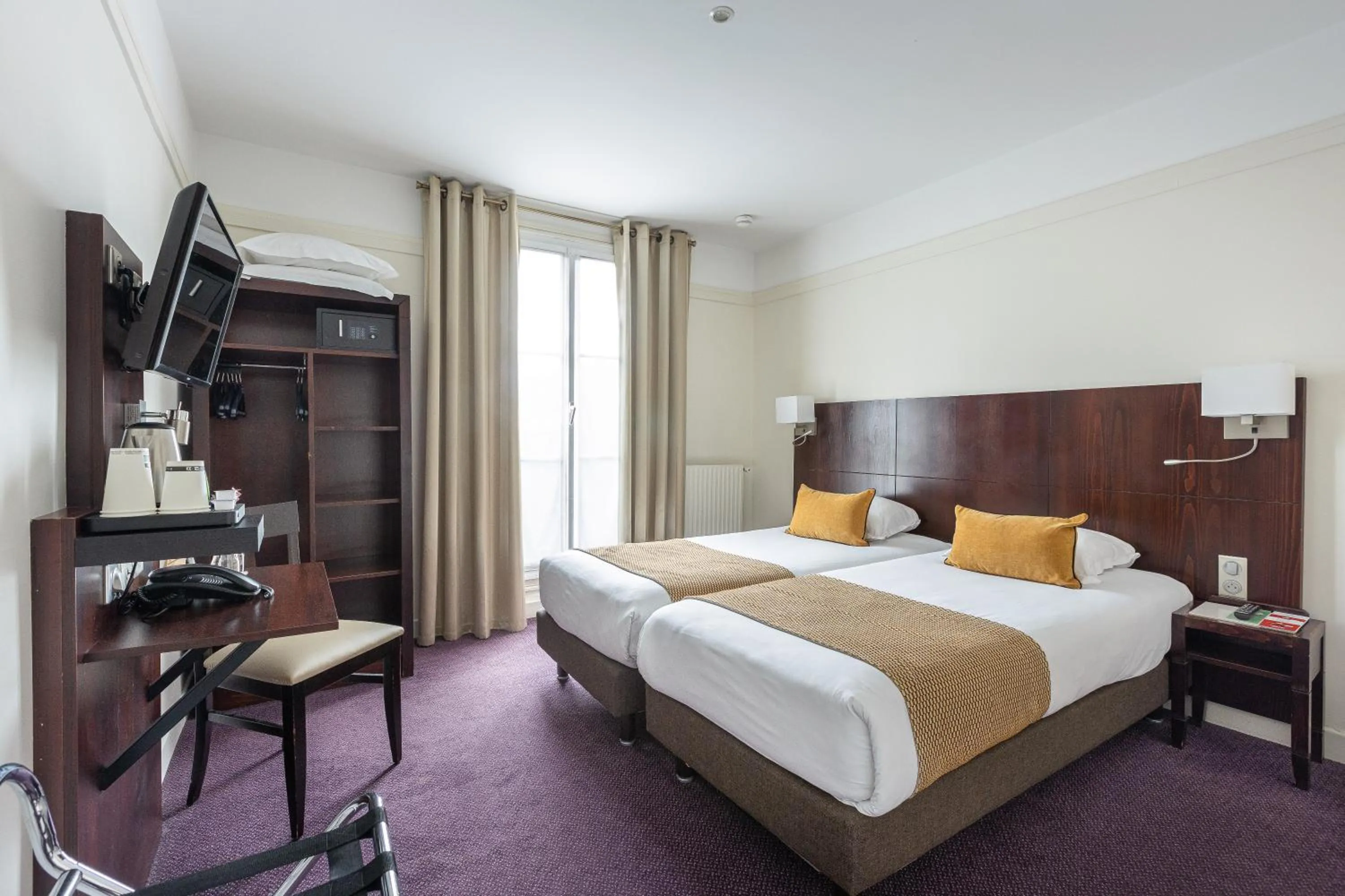 Photo of the whole room, Bed in Hôtel Opera Lafayette