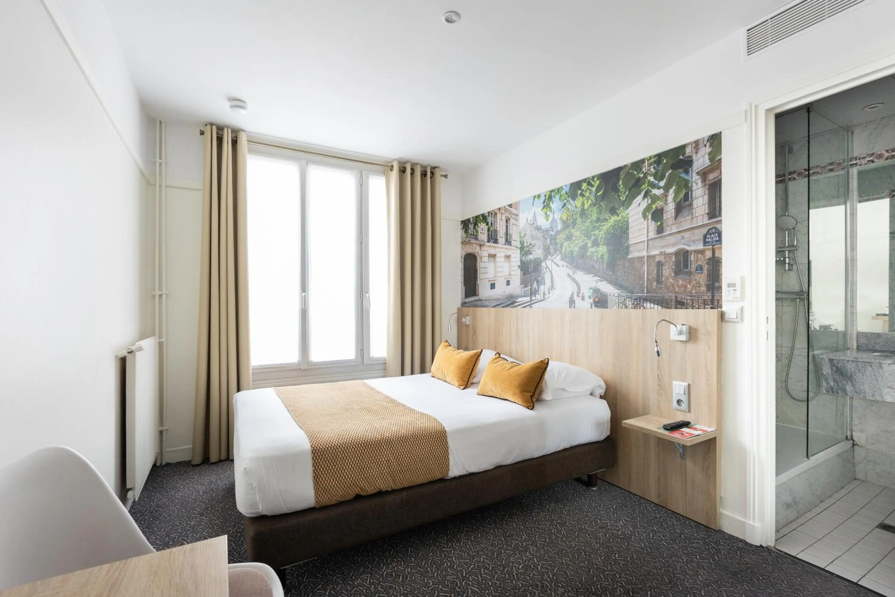 Photo of the whole room, Bed in Hôtel Opera Lafayette