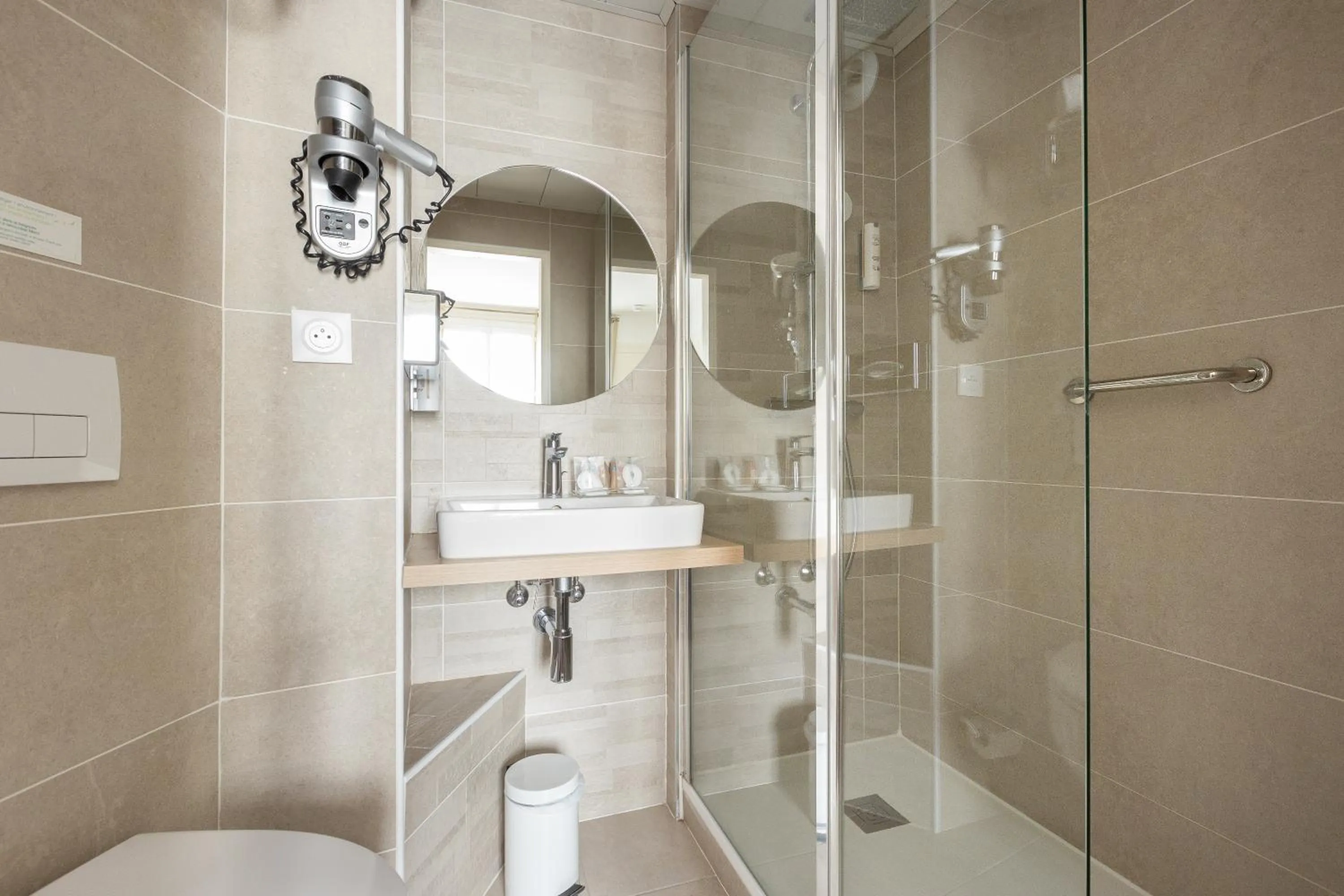 Bathroom in Hôtel Opera Lafayette