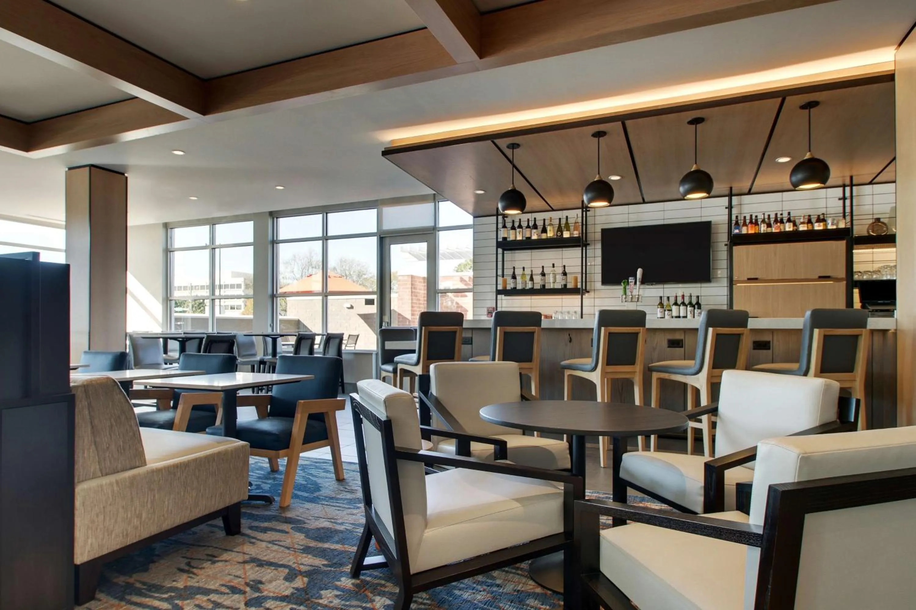 Lounge or bar in Hyatt House Oak Brook
