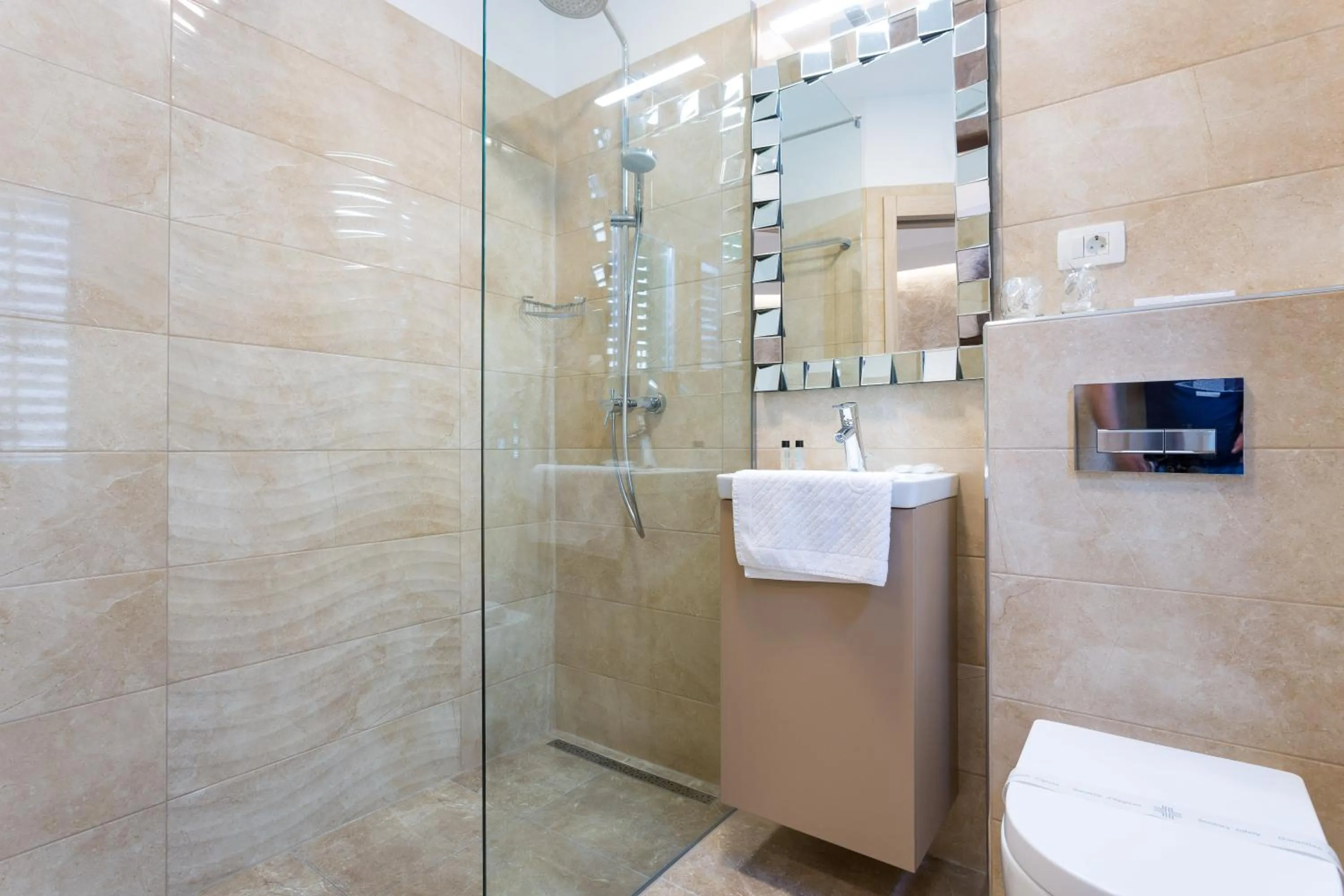 Bathroom in Central Pearl by Nono Ban Rooms