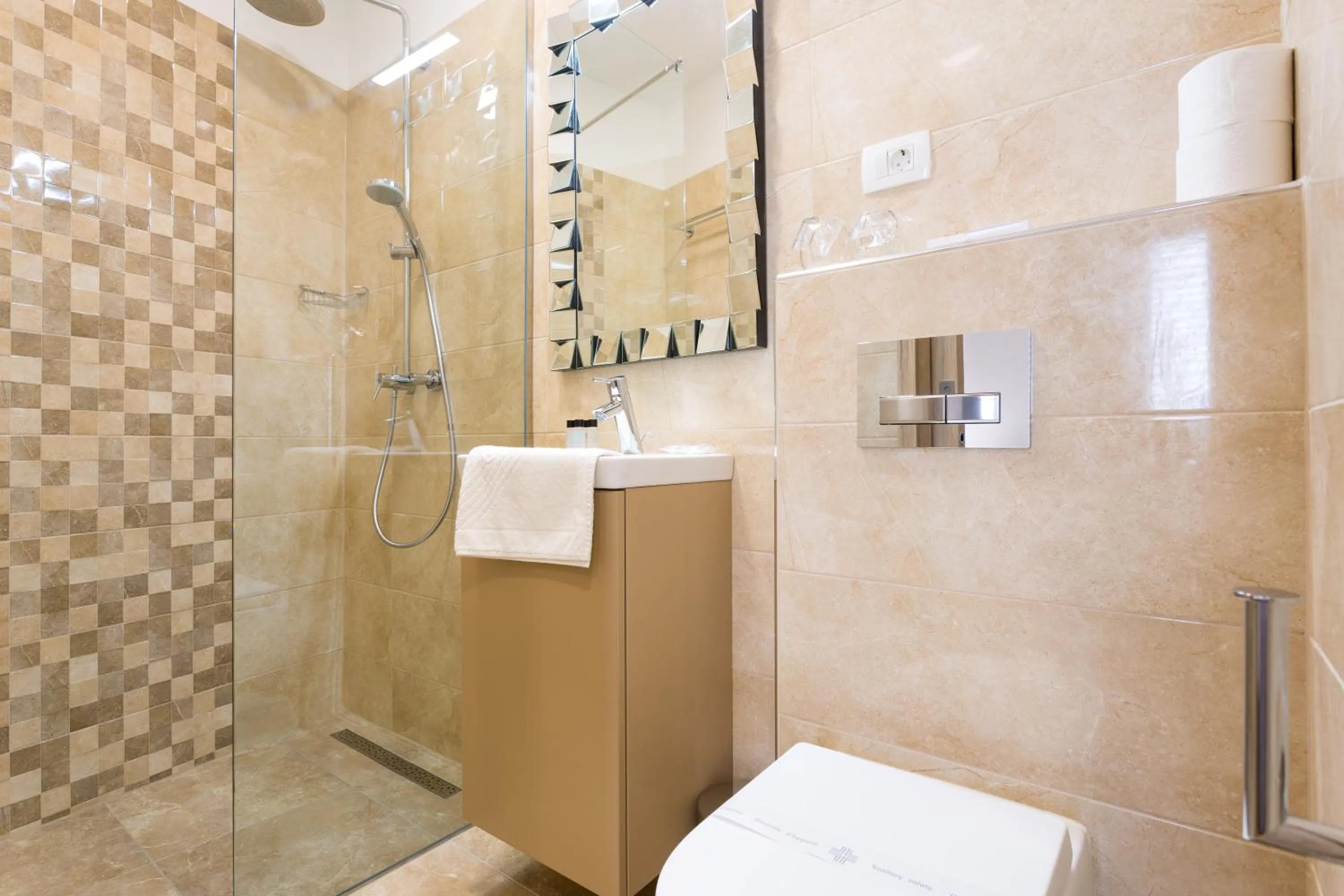 Bathroom in Central Pearl by Nono Ban Rooms